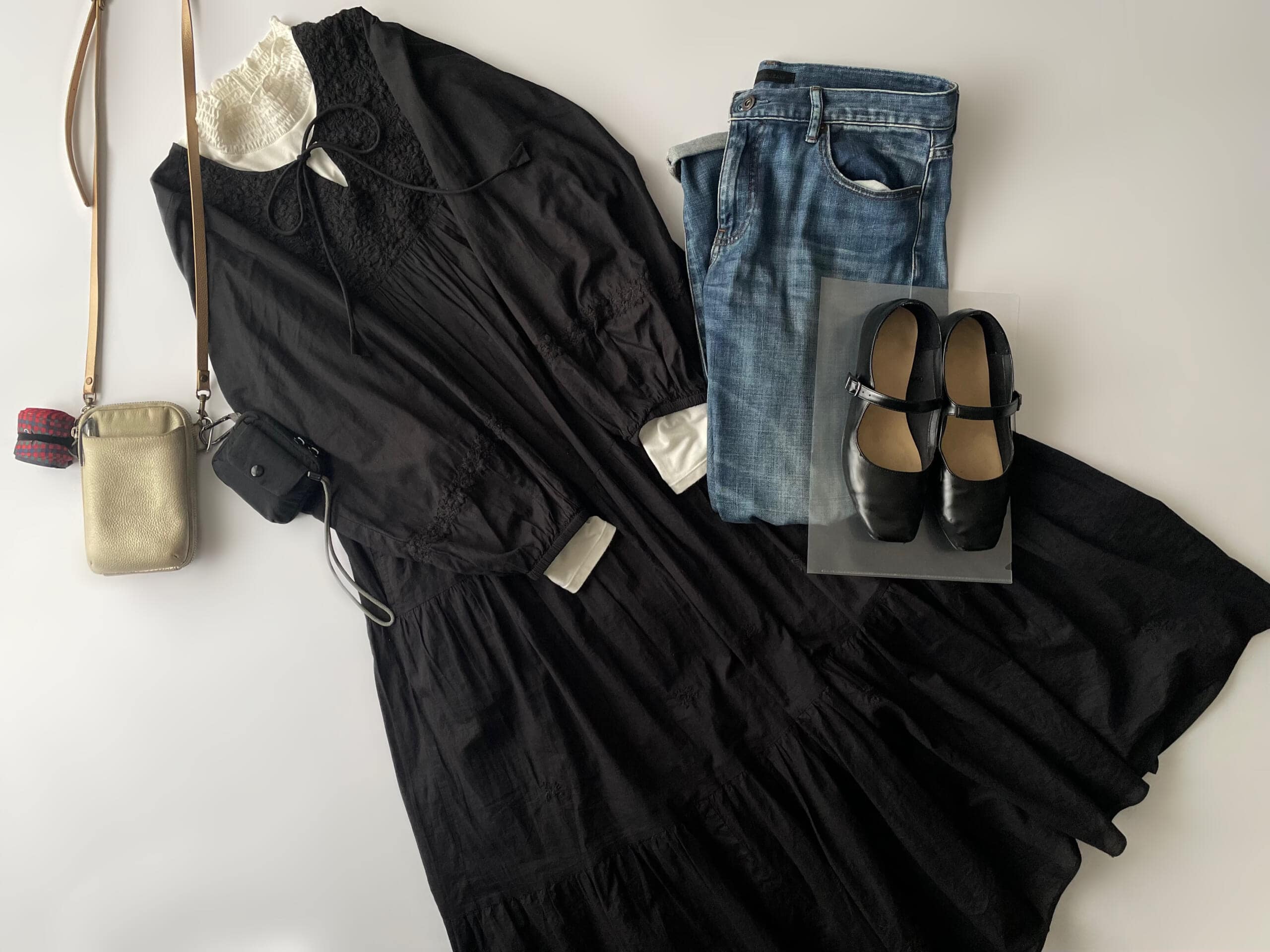 40代女性の2025年11月初旬コーデ、GUのスタイルヒート（白）の上にFanakaの刺繍ワンピース（黒）を合わせたフラットレイ画像。