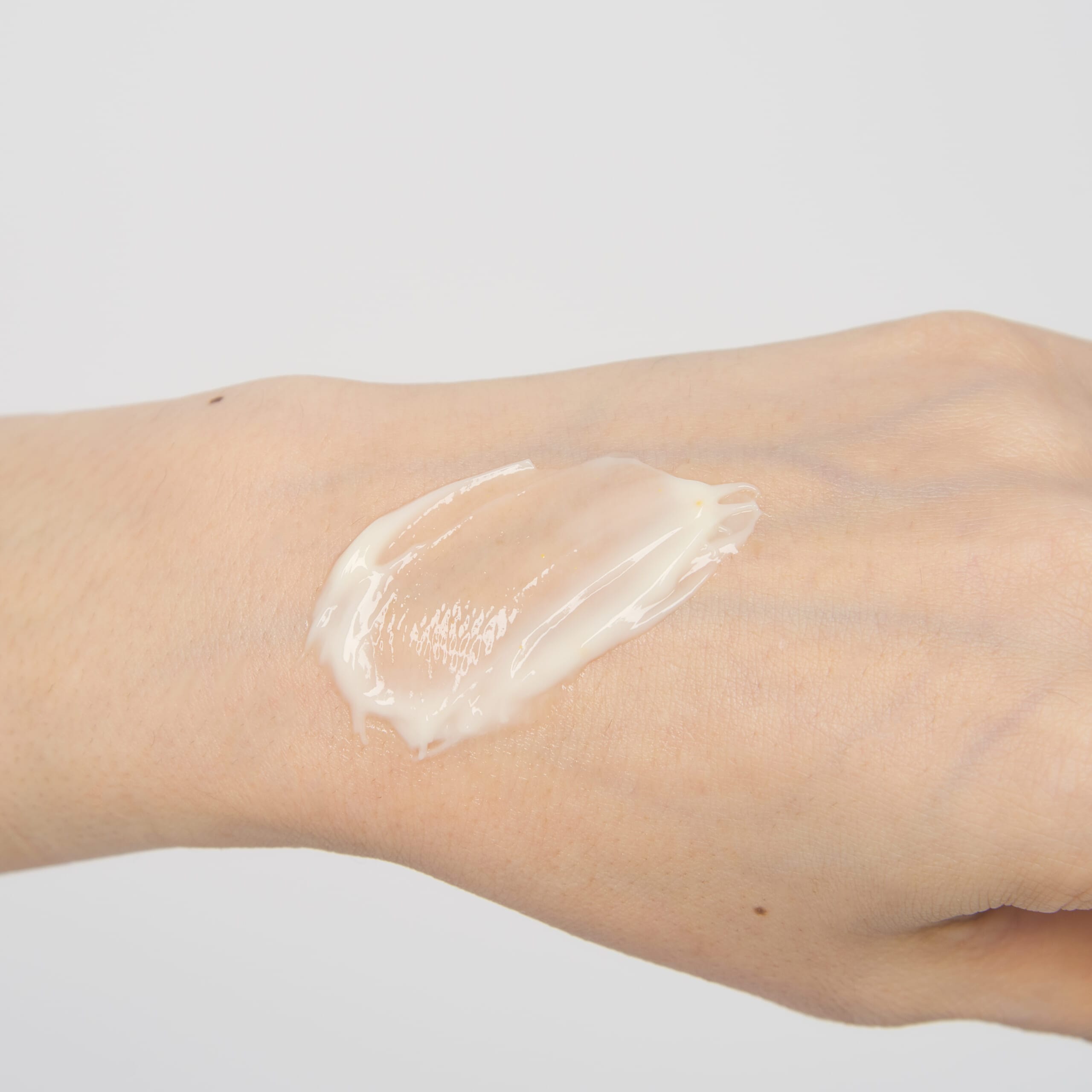 肌にのばすと、とろけるようになじんで、みずみずしいテクスチャーに変化。