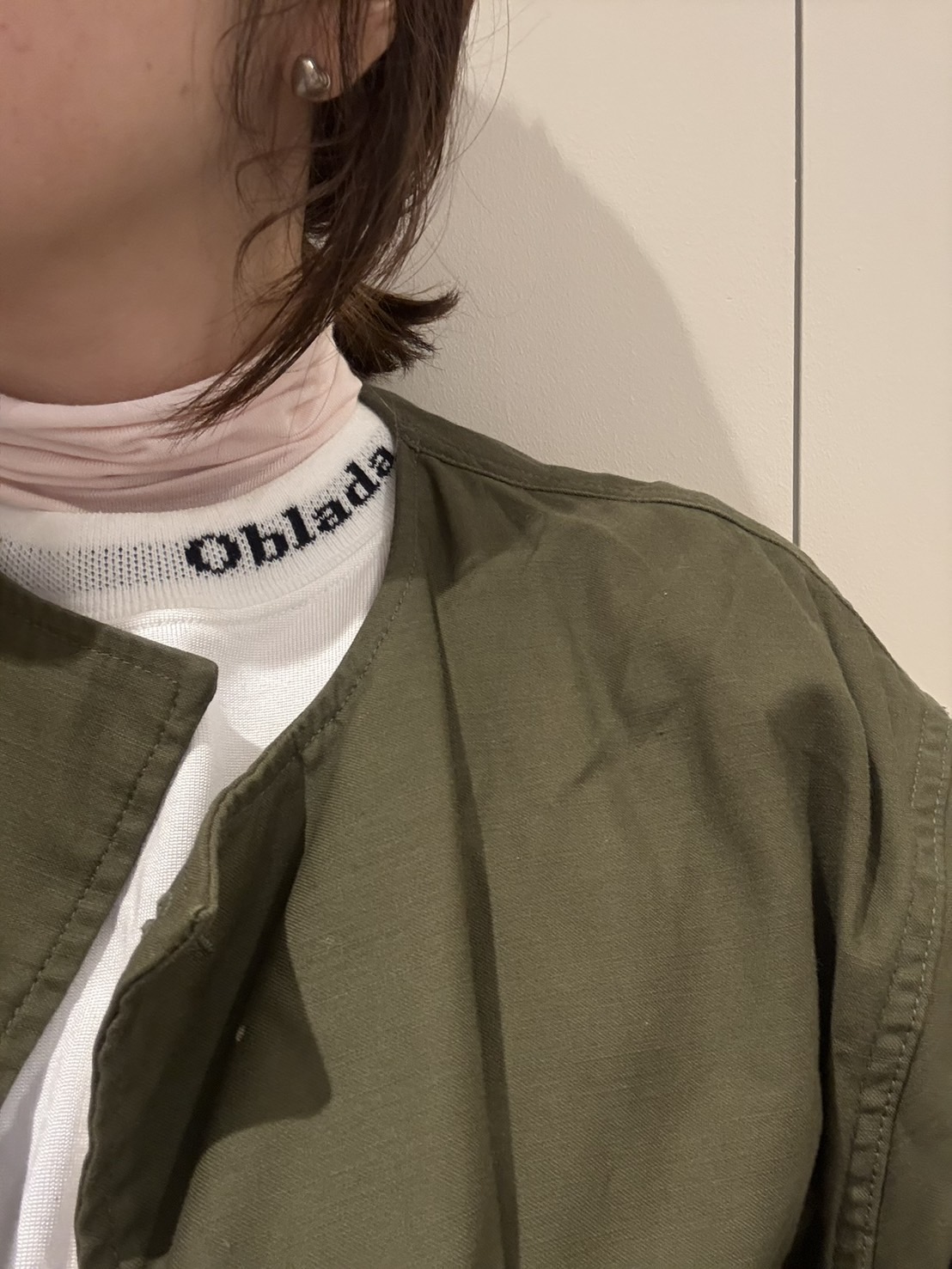 無印良品「シアータートルネック長袖Ｔシャツ」スタイリスト徳永千夏さん着用　首元の重ね着