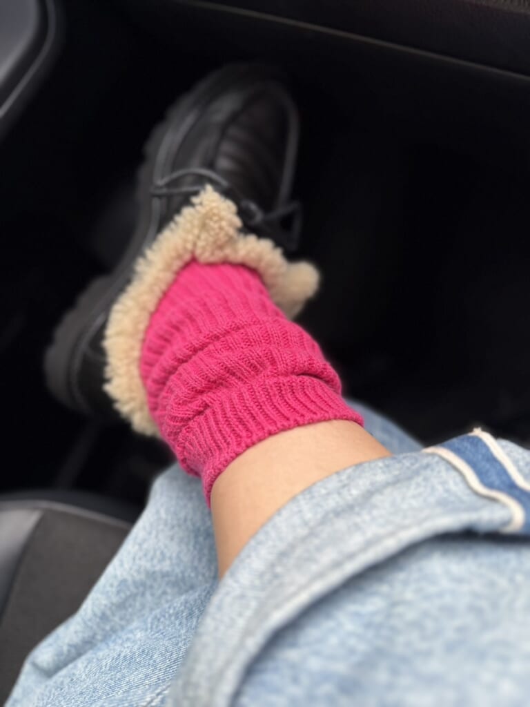 無印良品「シアータートルネック長袖Ｔシャツ」スタイリスト徳永千夏さんライトピンクを着用　足元もピンクの靴下でリンクコーディネート