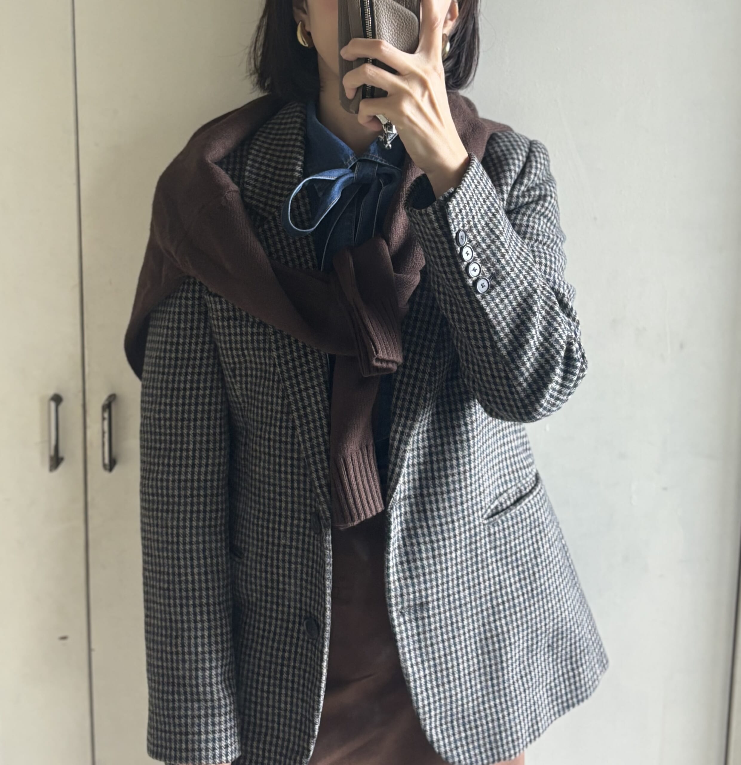 ユニクロのローゲージハイネックセーターをデニムブラウスとあわせたコーデ