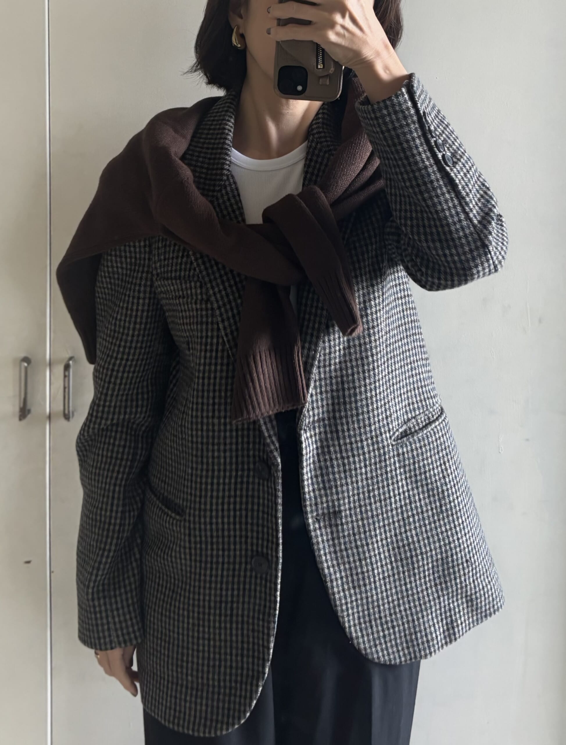 ユニクロのローゲージハイネックセーターをジャケットの上から巻いたコーデ