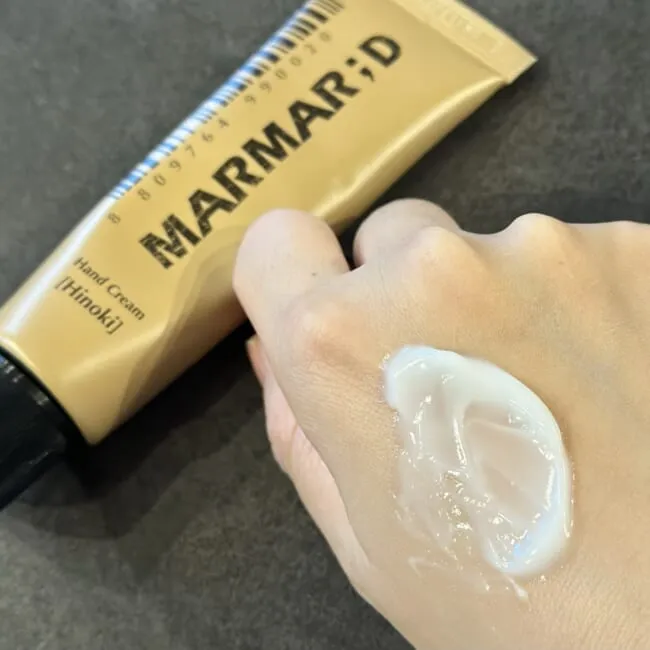 マルマルディ「ハンドクリーム ヒノキ」手に出したところ