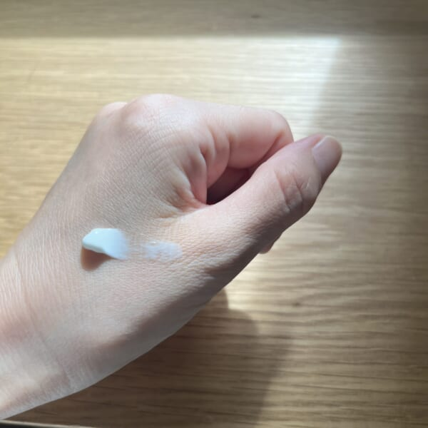 BAUM「アロマティック ハンドクリーム n」ウッドランド ウインズ　手に出したところ