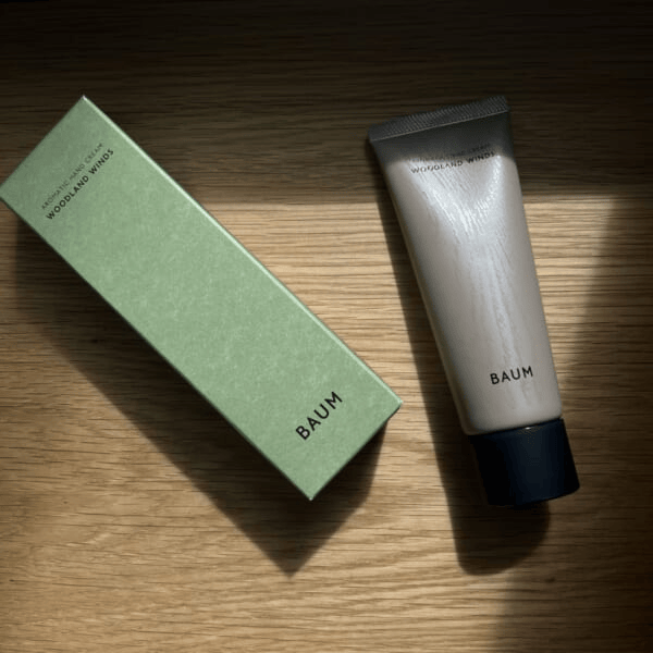 BAUM「アロマティック ハンドクリーム n」ウッドランド ウインズ　箱と商品