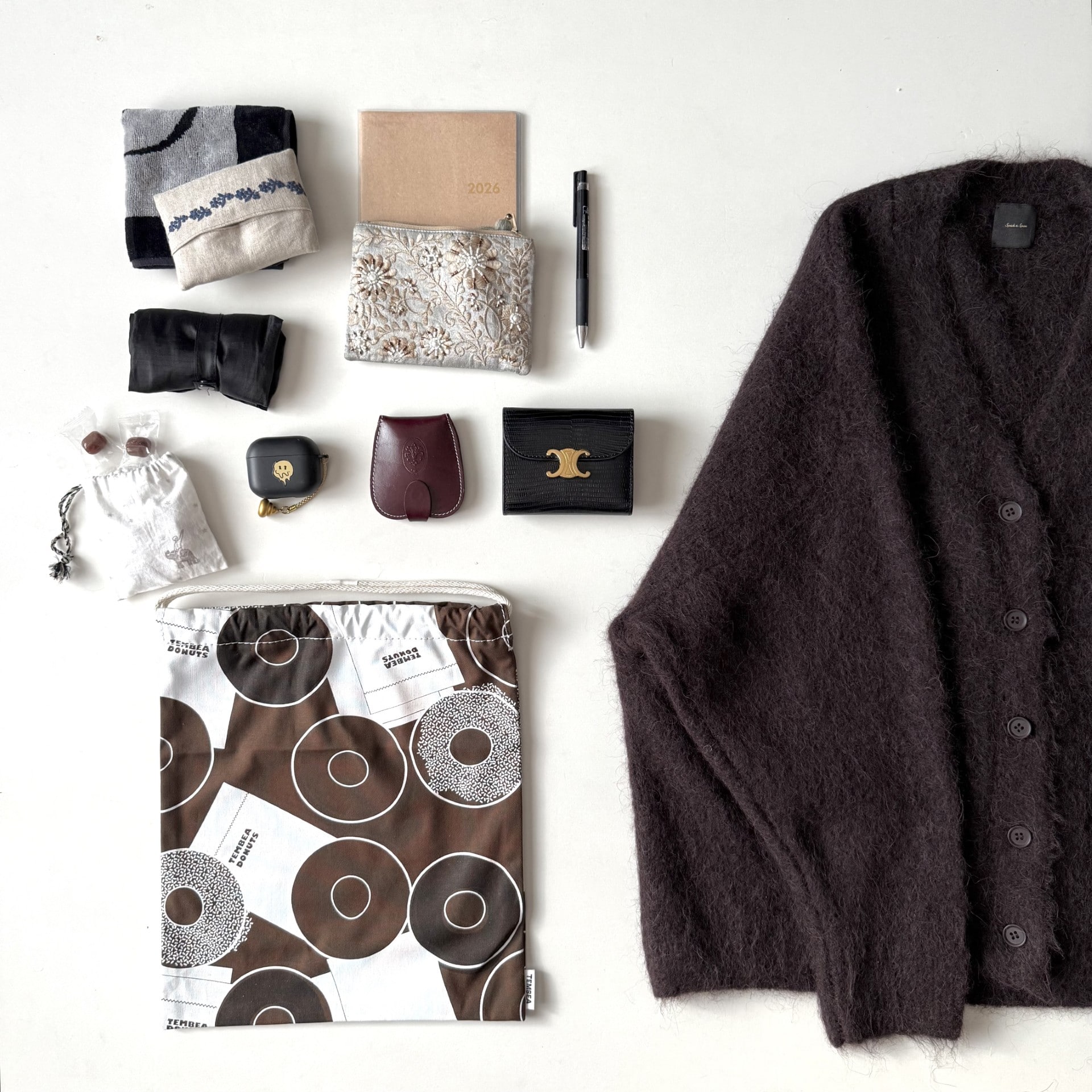 Spick and Span アルパカ混ニットカーディガン TEMBEA 巾着 PRINT DONUTS手帳(2026年のものをDAISOで購入)、ボールペン、化粧ポーチ、財布、AirPods、飴、エコバッグ、ハンカチ、ティッシュ