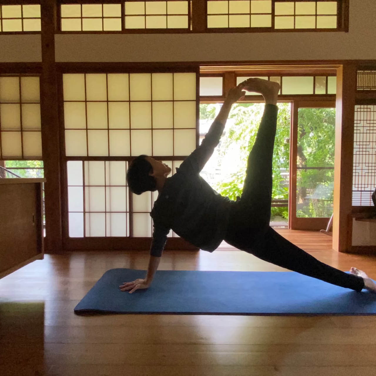 拭き清めた床でヨガをすることで、爽やかに1日がスタート！