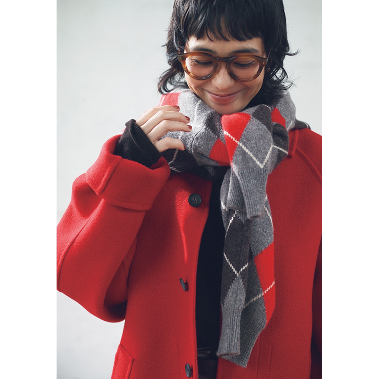 アーガイル柄のニットを加え、赤を全身になじませる