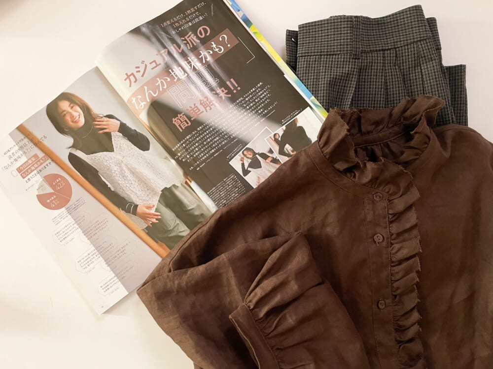 LEE12月号『カジュアル派の「なんか地味かも？」問題簡単解決！！』のページとブラウンブラウス