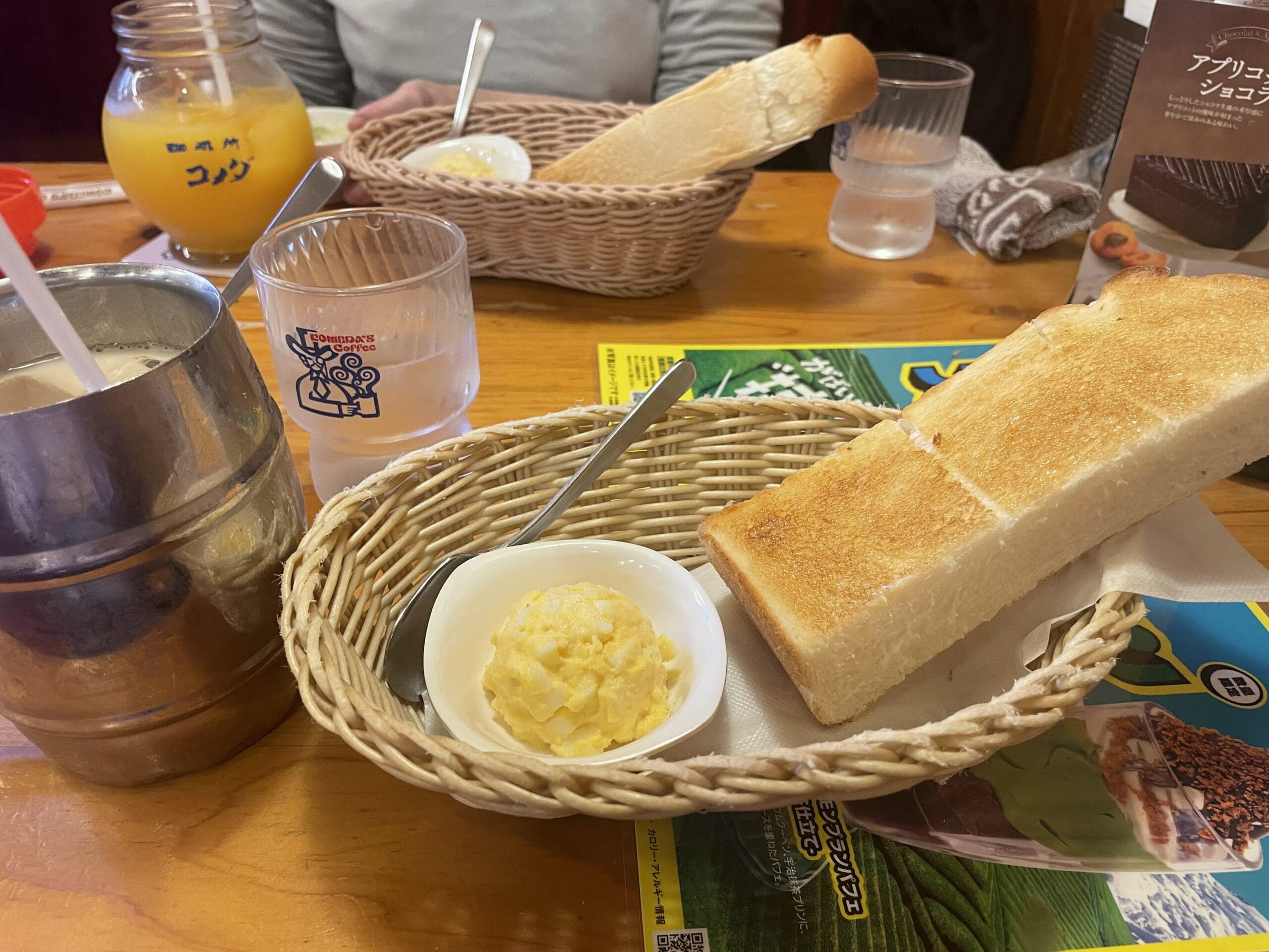 コメダ珈琲店のモーニング。山食パンと手作りたまごペースト、マーガリン。