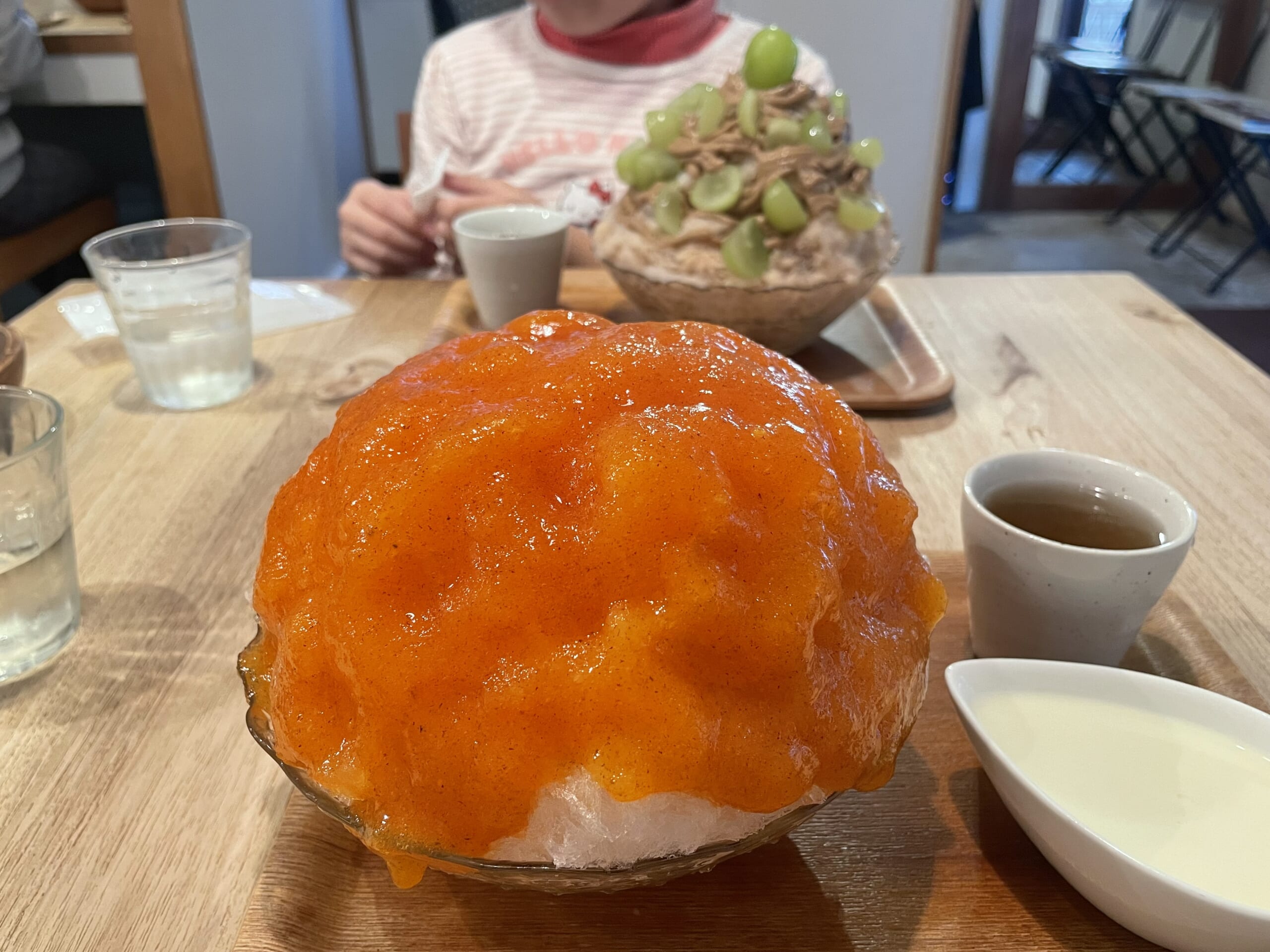 カフェクノップゥさんの柿ミルクのかき氷とシャインマスカットアールグレーのかき氷