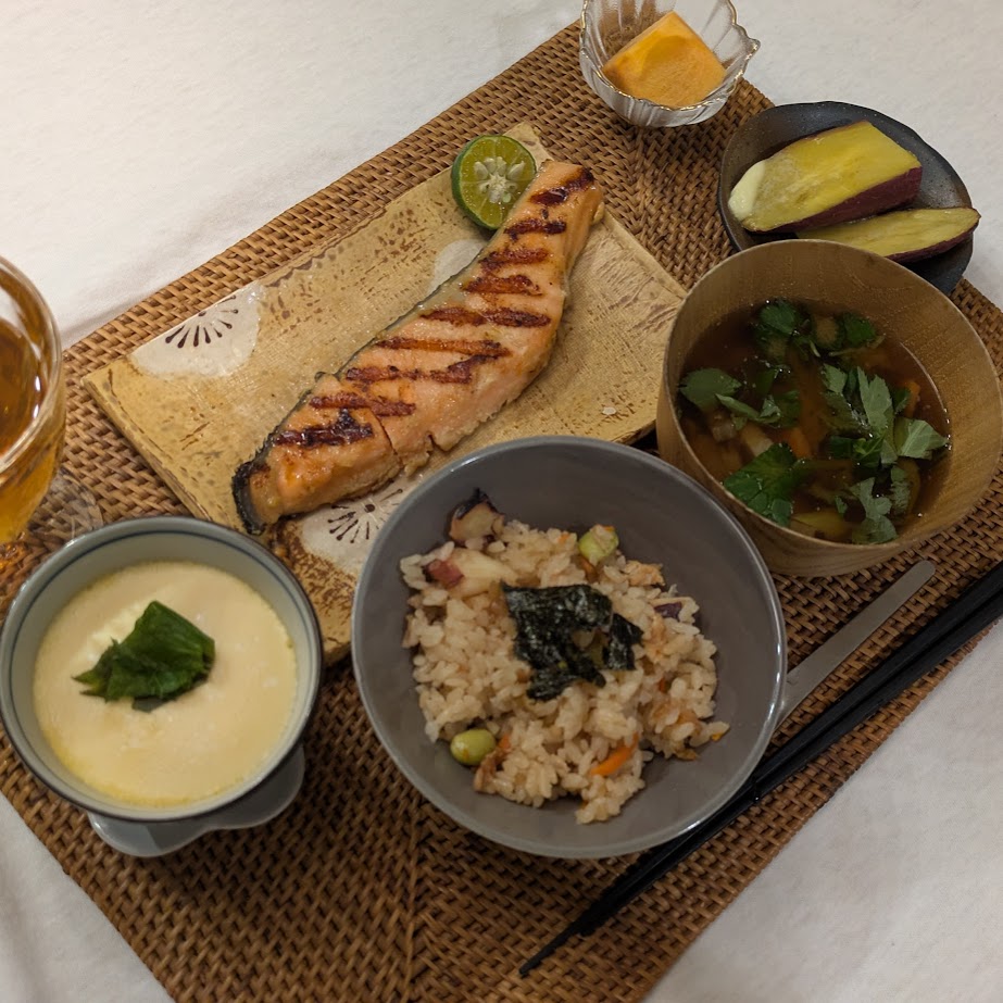 栗原はるみさんの『銀ダラのみそ漬け』を鮭バージョンにしたLEE100人隊の食卓