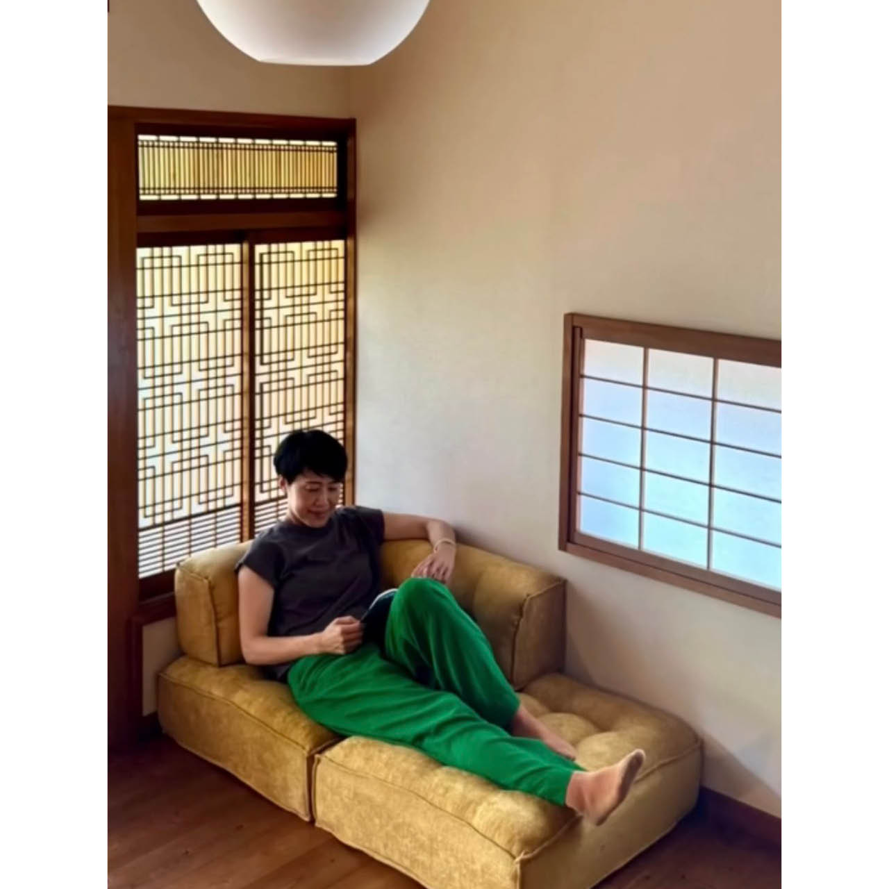 最近購入したクッションソファは、移動や組み換えが簡単なタイプ。家具選びの際も、掃除のしやすさが大事な条件に。