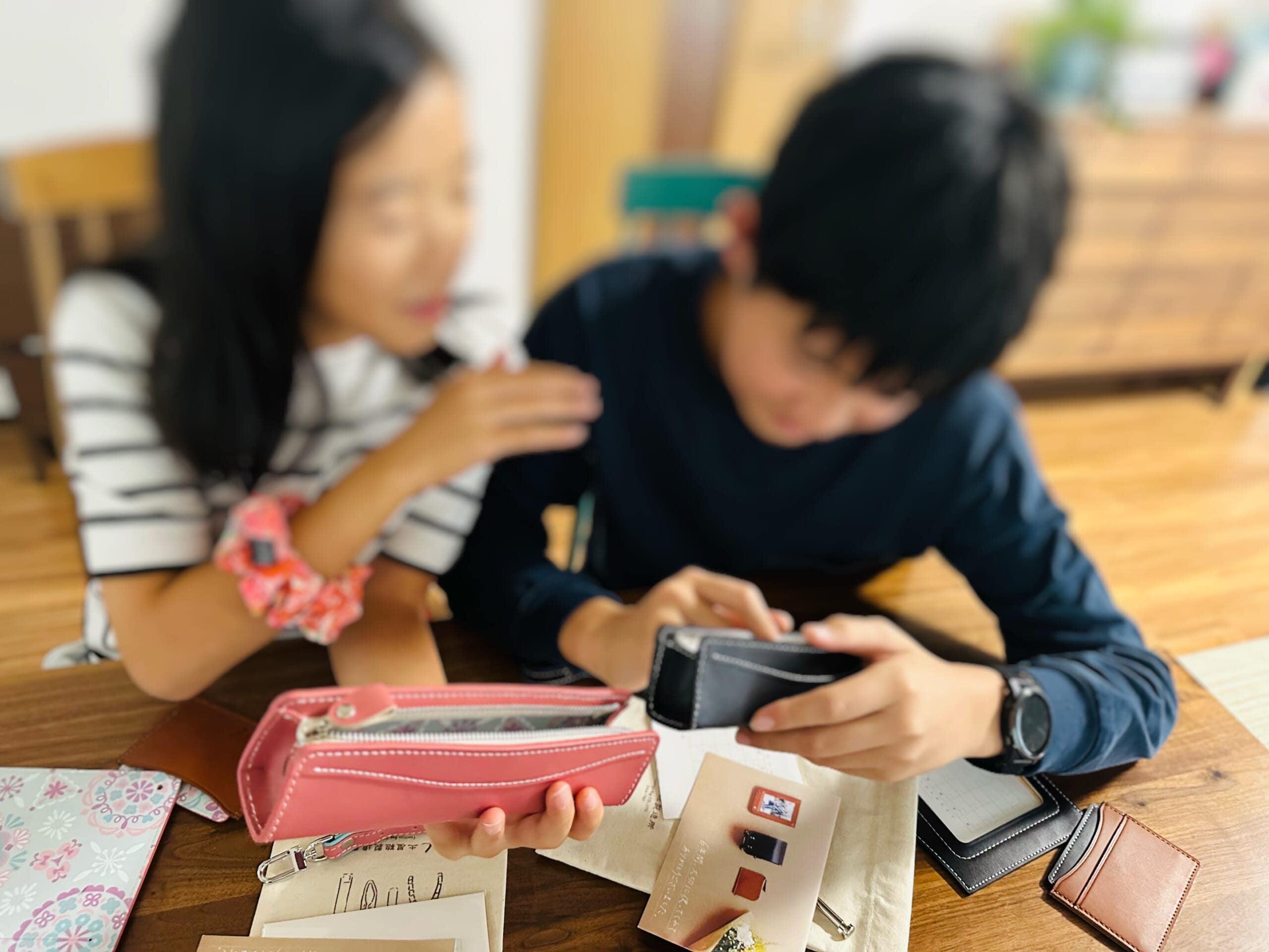 土屋鞄のランドセルリメイクの完成品を喜ぶ子ども