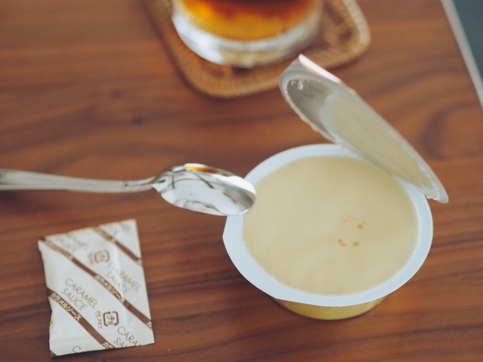 秋川牧園のたまご村プリンにカラメルをかける前の様子