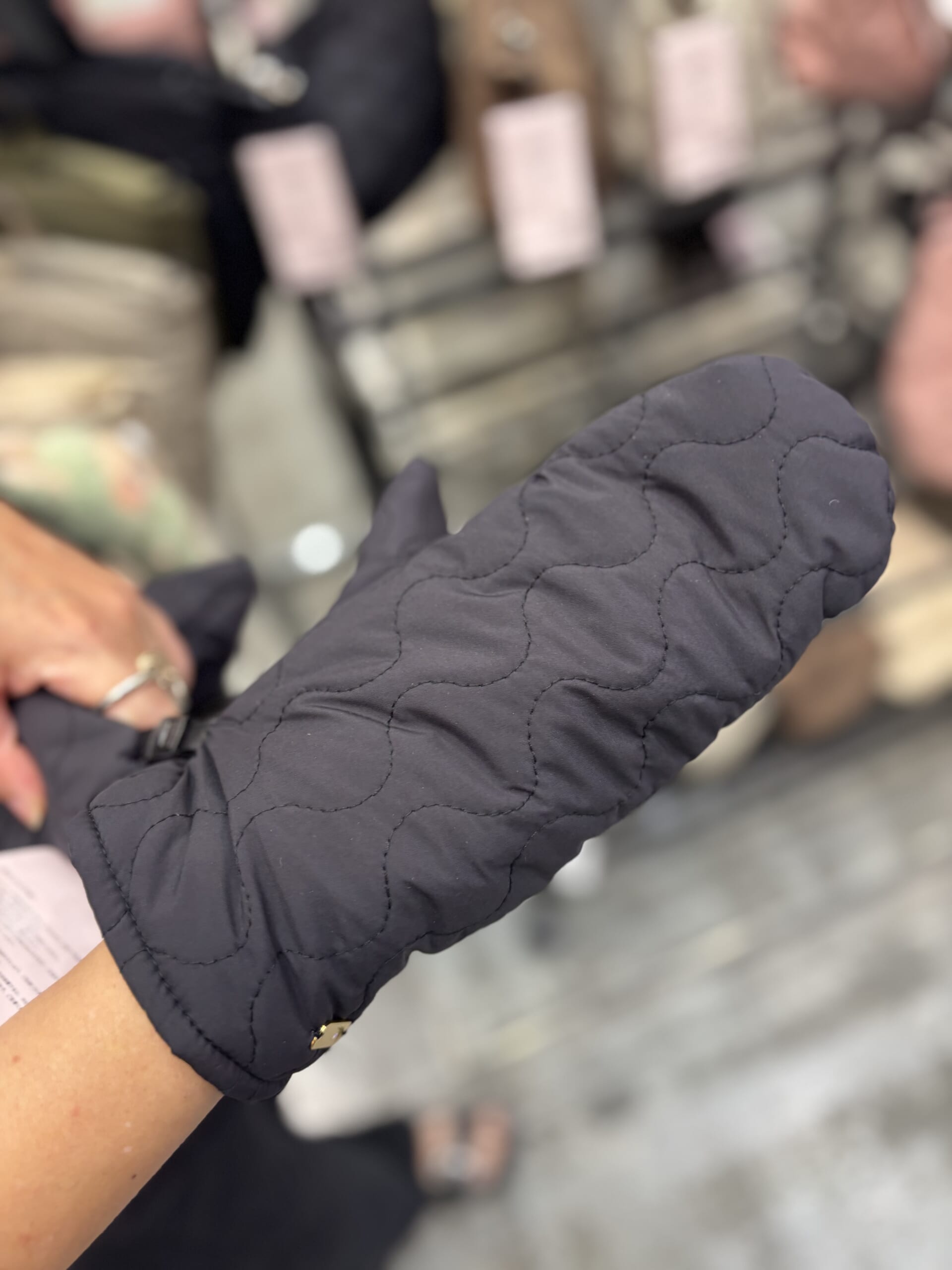 ワークマン　撥水・中綿ストレッチミトンを試着