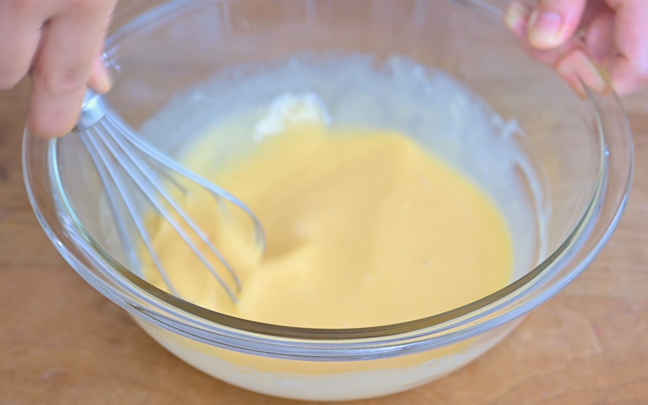 泡立て器で滑らかになるまで混ぜる。