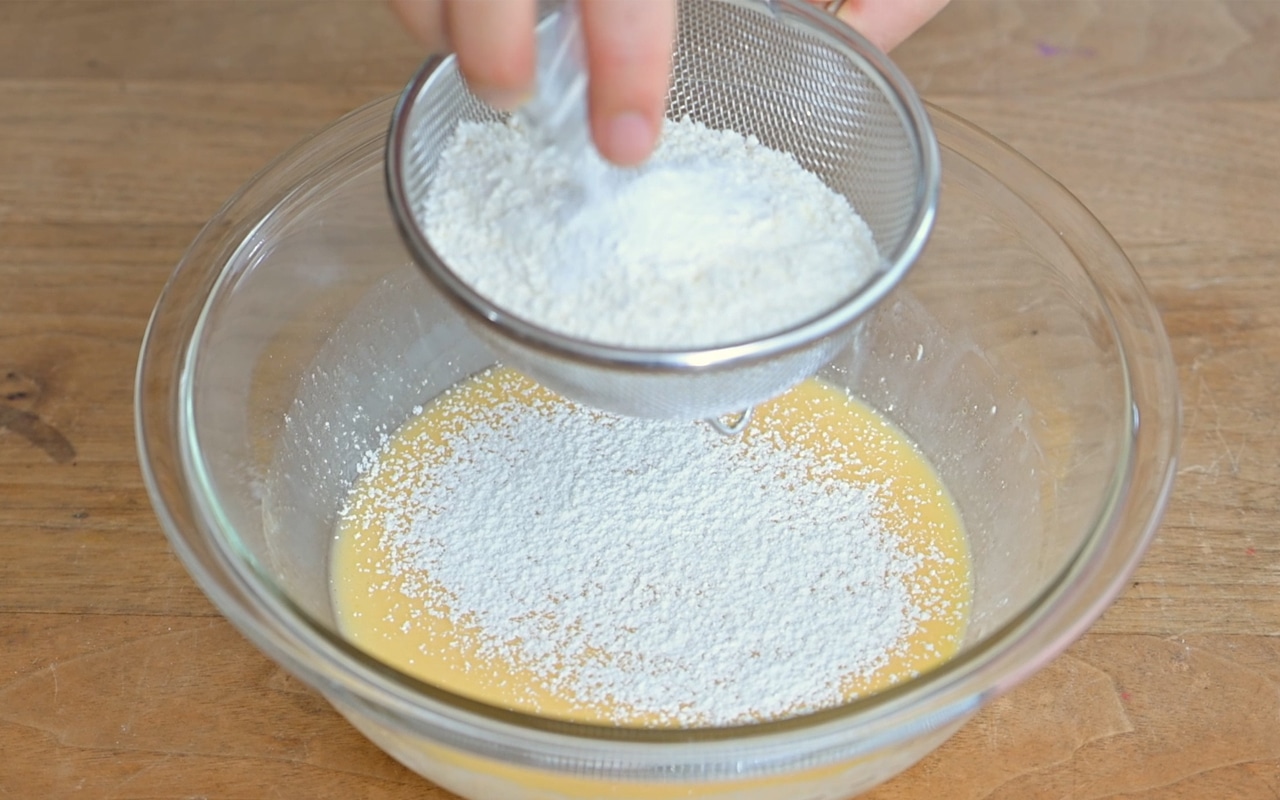 滑らかになったらＢの粉類をふるいにかけて入れ、ダマがなくなるまで混ぜる。