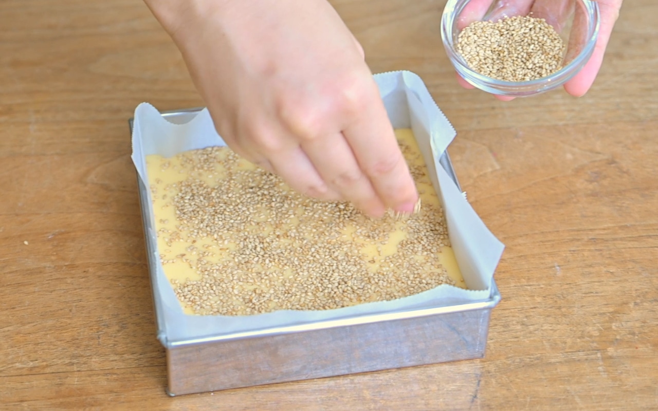 オーブンペーパーを敷いた型に、①の生地を流し入れ、生地の上にごまをまんべんなくふり