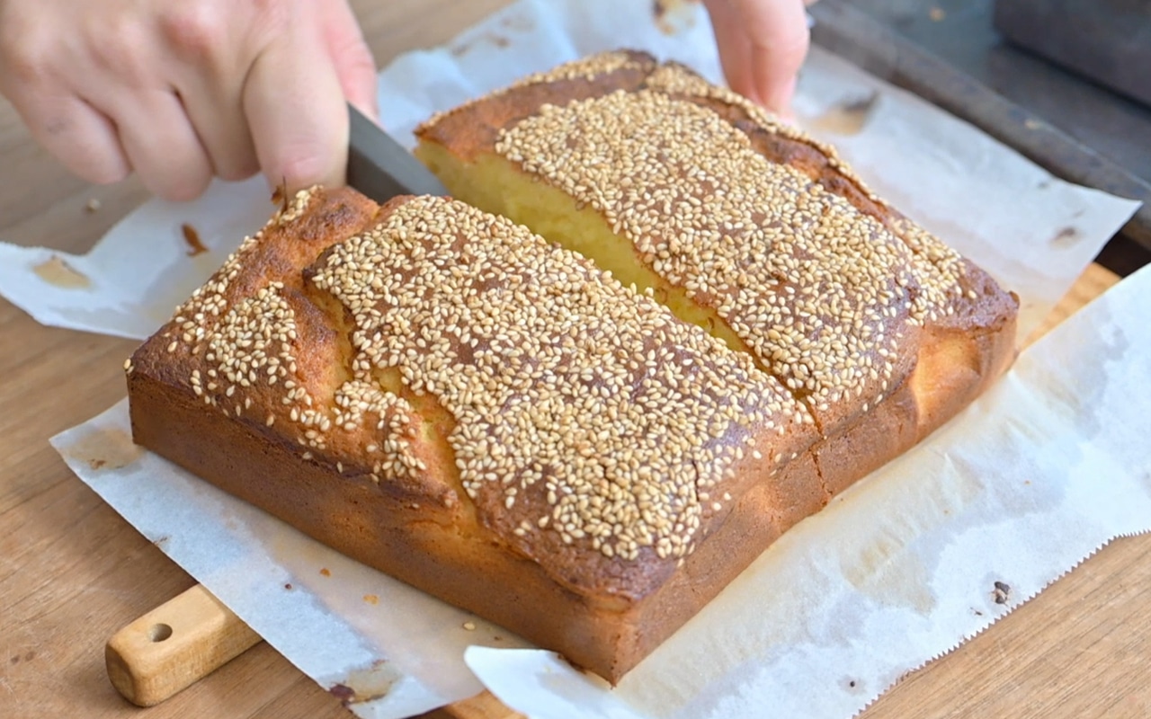 混ぜて焼くだけ！「はちみつとごまのケーキ」出来上がり