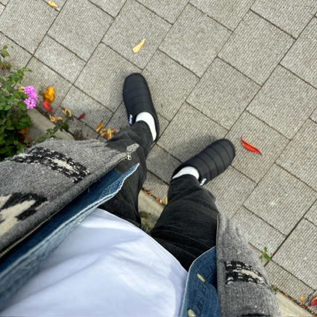 冬用サンダルSUBU（スブ）を履いた足元を上から撮影した写真