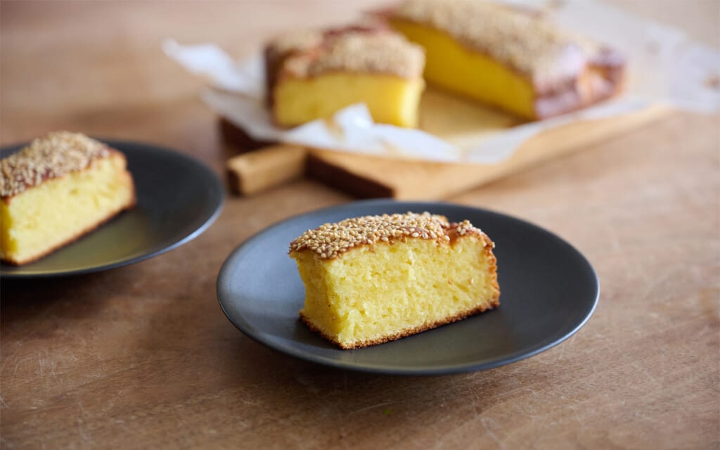 混ぜて焼くだけ！「はちみつとごまのケーキ」レシピ／近藤幸子さんの「おやこおやつ」