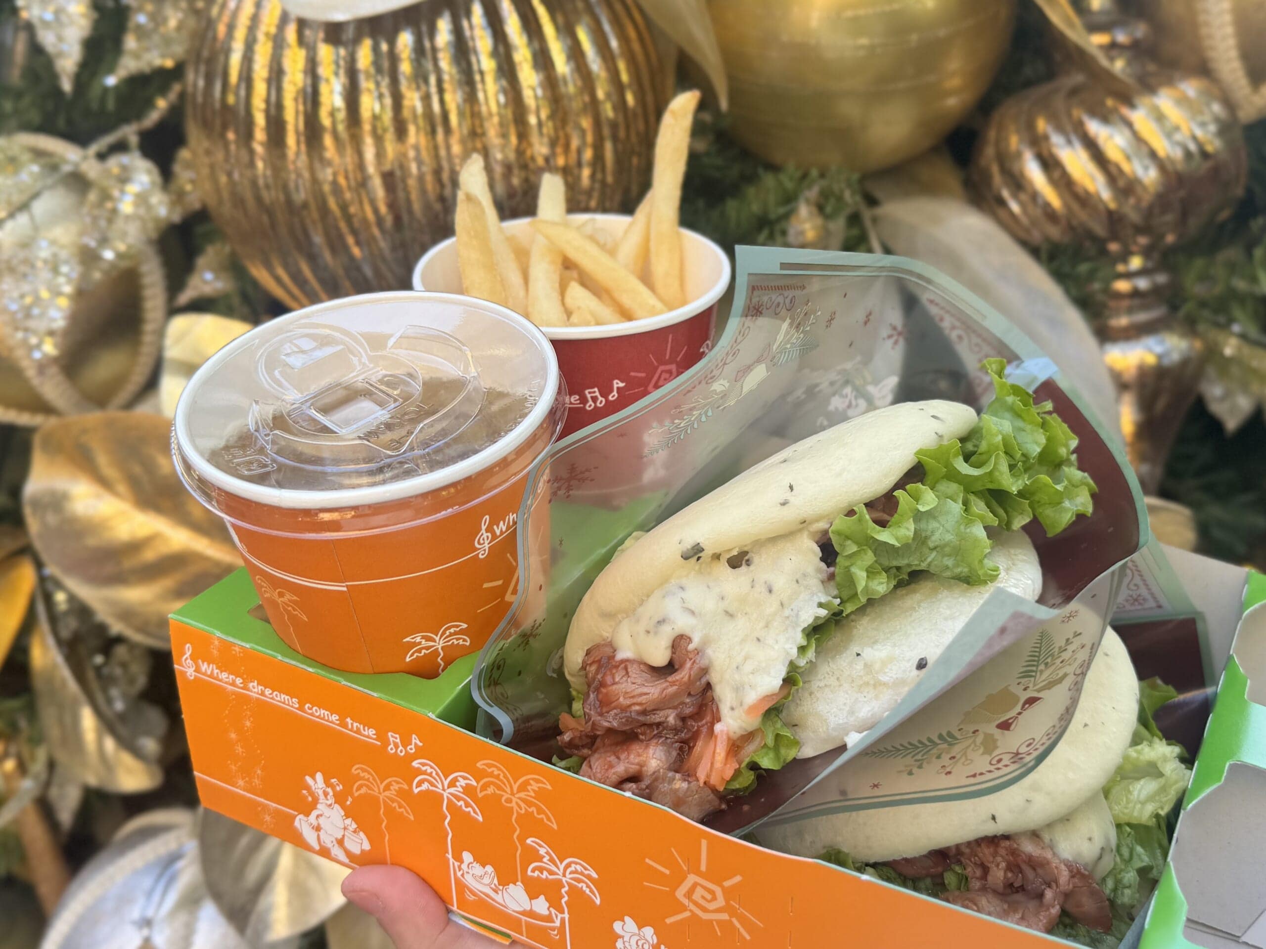 ディズニークリスマス限定フード「スペシャルサンド（ローストビーフ、トリュフ風味のマッシュポテト、チーズ）」