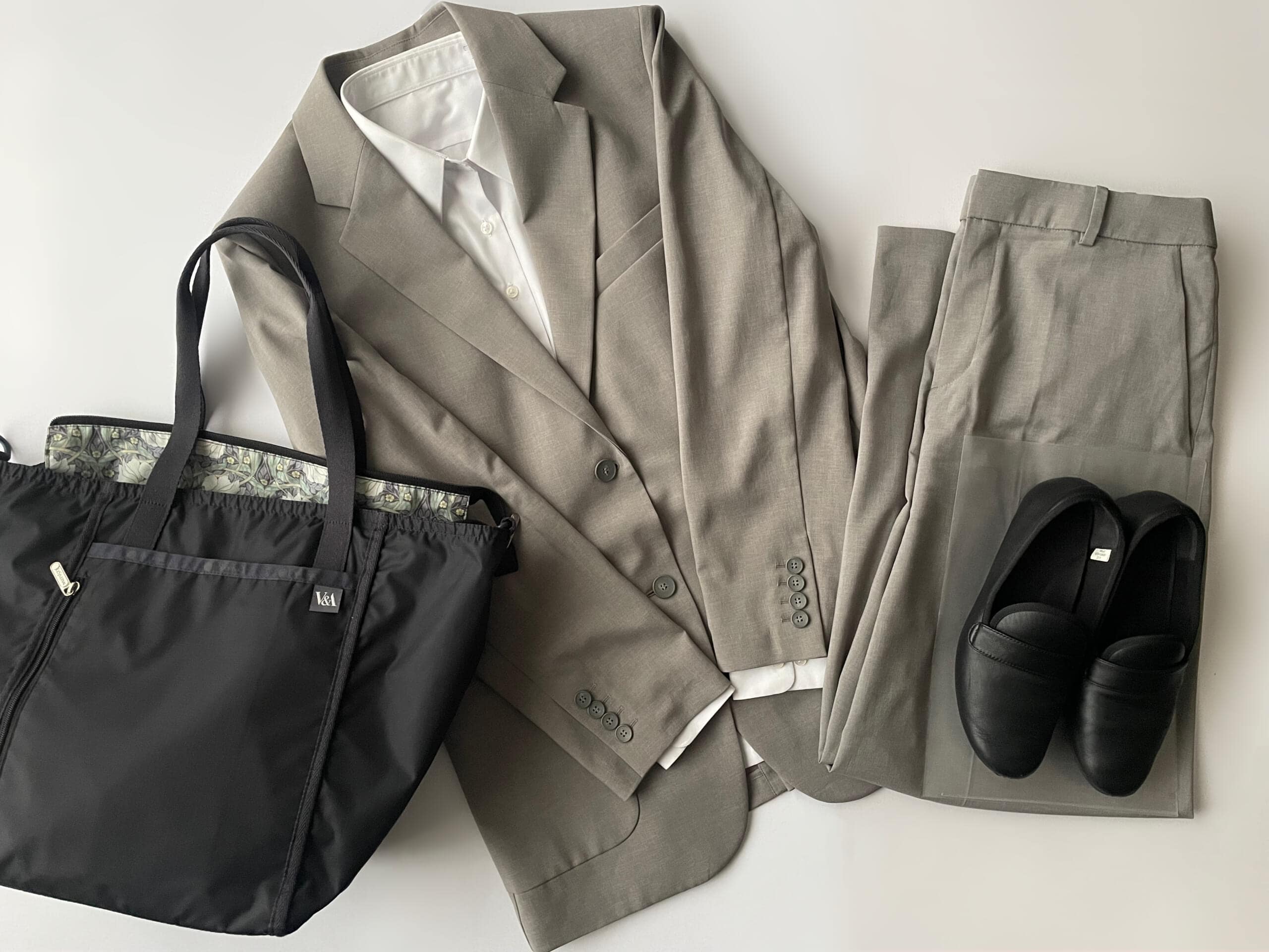 40代主婦の11月上旬の通勤コーデ。ユニクロの感動リラックスフィットジャケット（GRAY）と感動ワイドパンツ（GRAY）を合わせたフラットレイ画像。