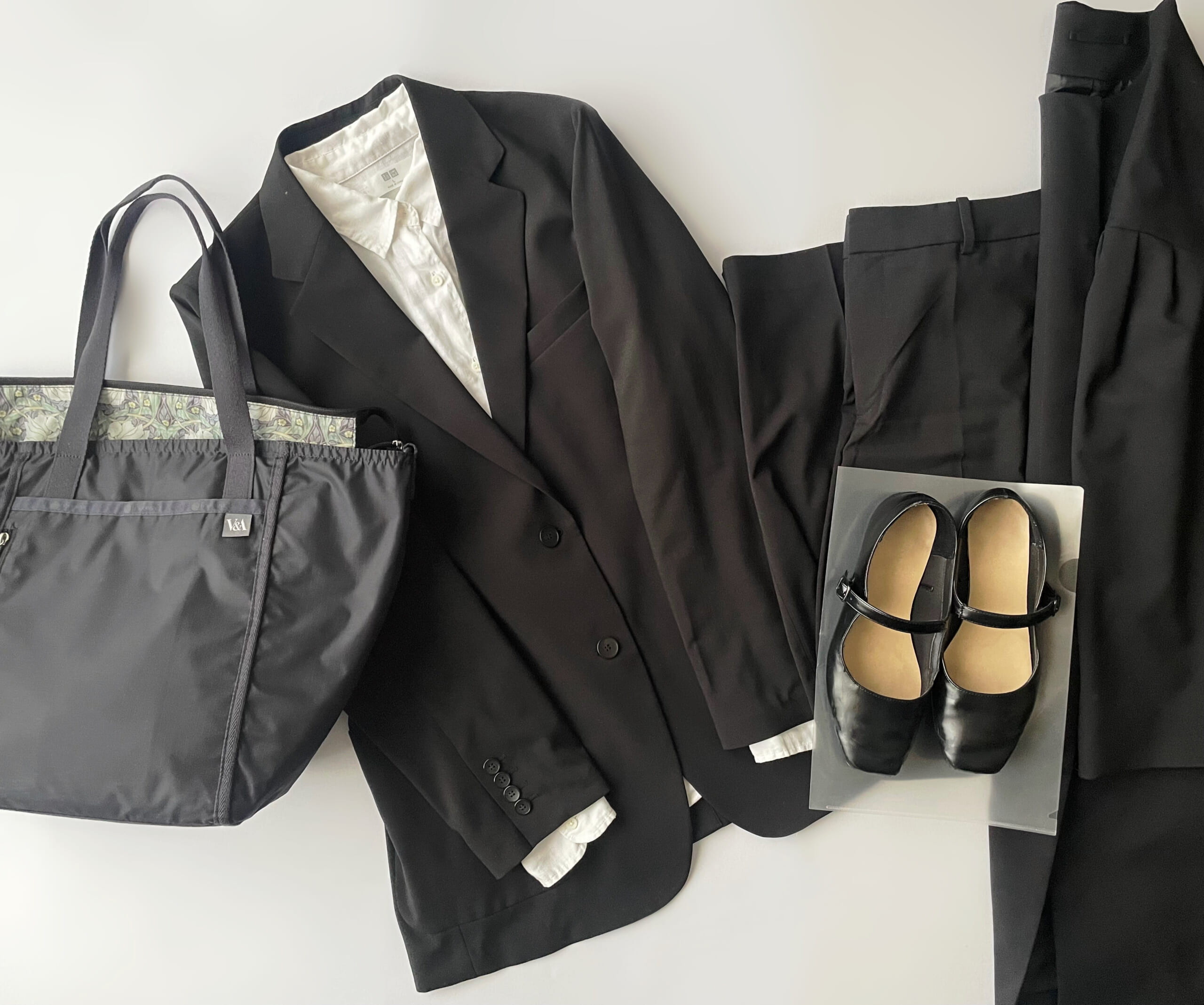 40代主婦の11月上旬の通勤コーデ。ユニクロの感動リラックスフィットジャケット（BLACK）とユニクロの感動ワイドパンツ（BLACK）を合わせたフラットレイ画像。