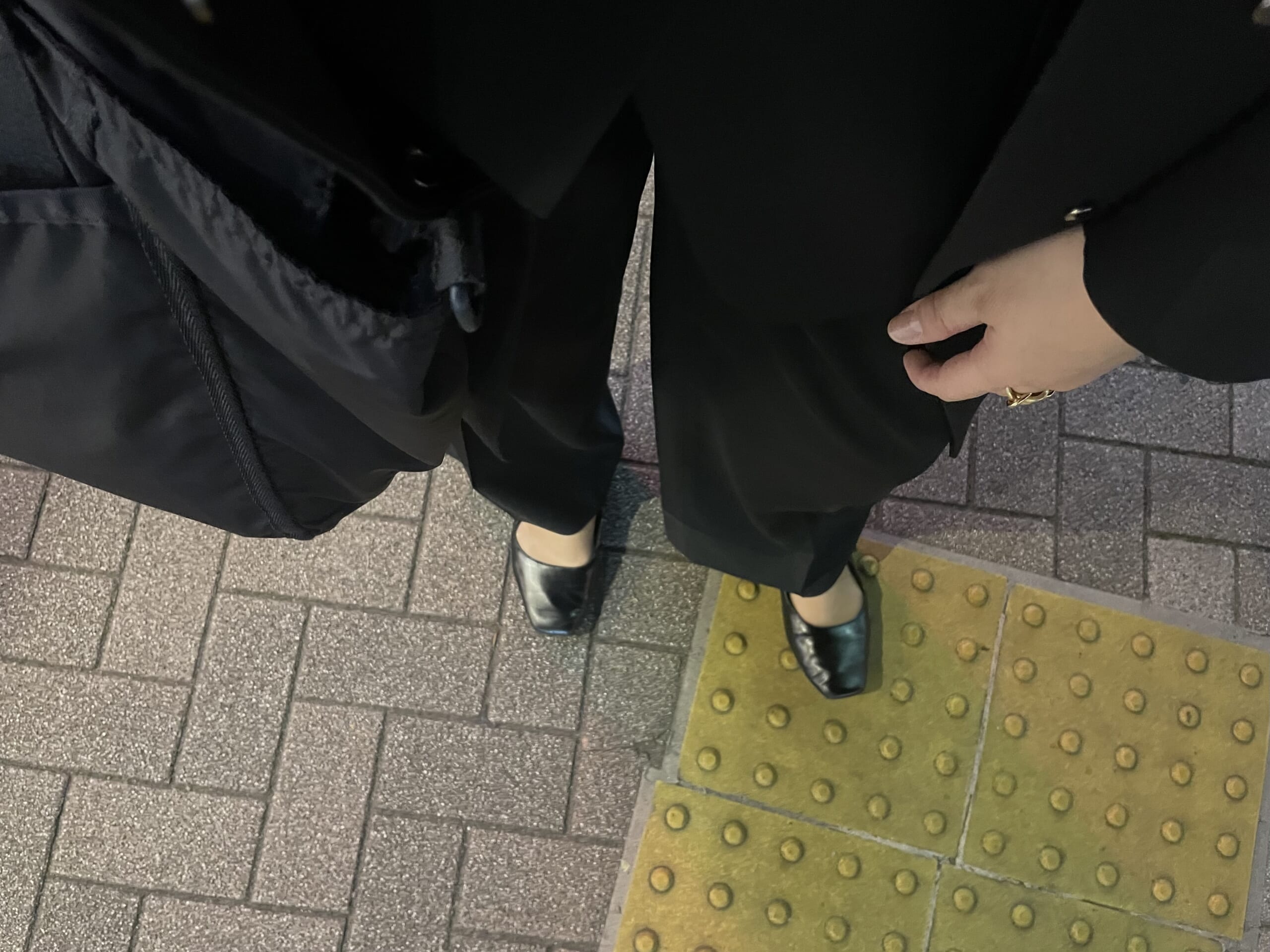 40代女性の2025年11月上旬の通勤コーデ、足元写真
