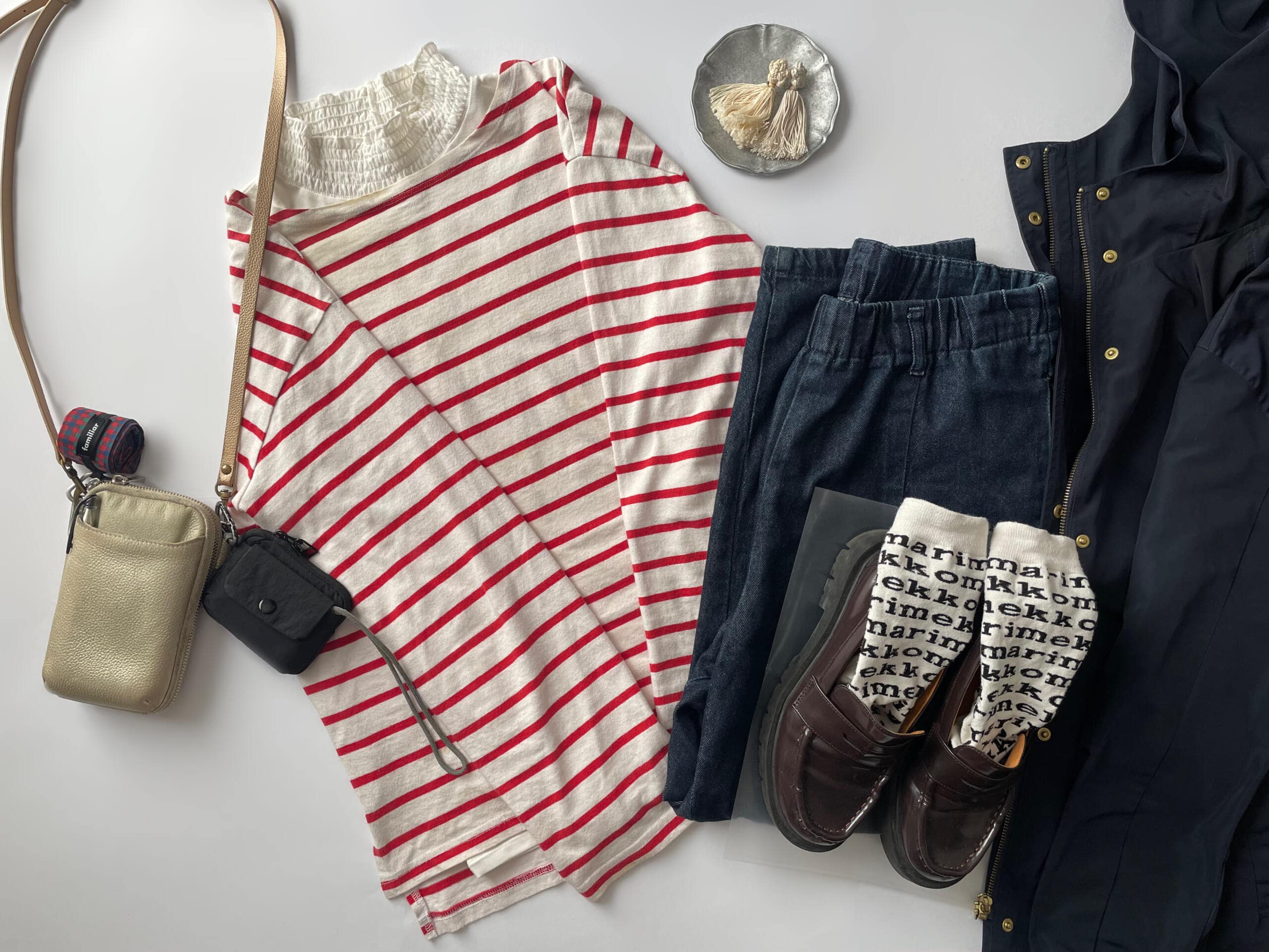 40代女性の2025年11月上旬コーデ。赤のボーダーTにバルーンデニムパンツを合わせているフラットレイ画像。