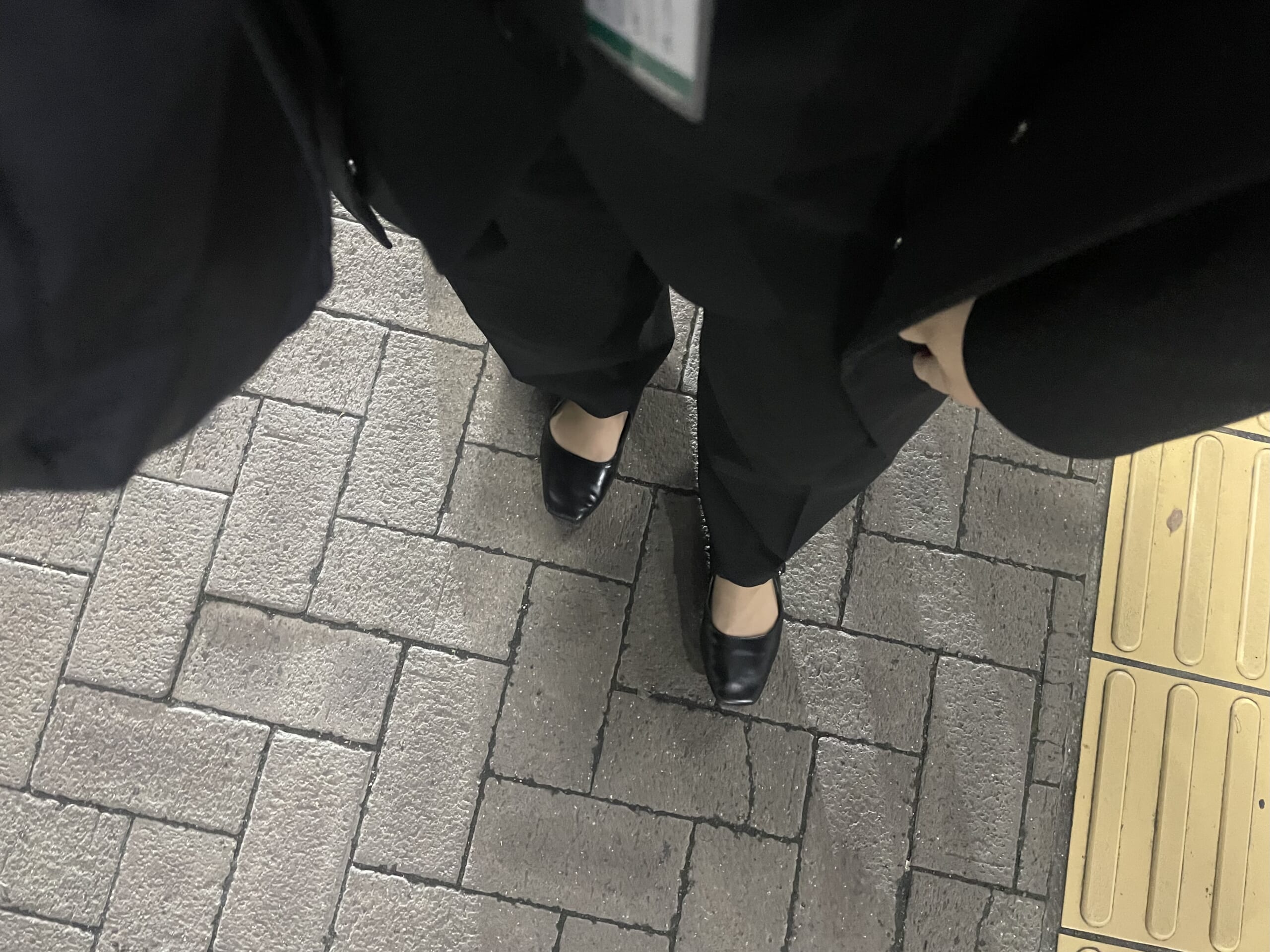 40代女性の2025年11月上旬の通勤コーデ、足元写真5