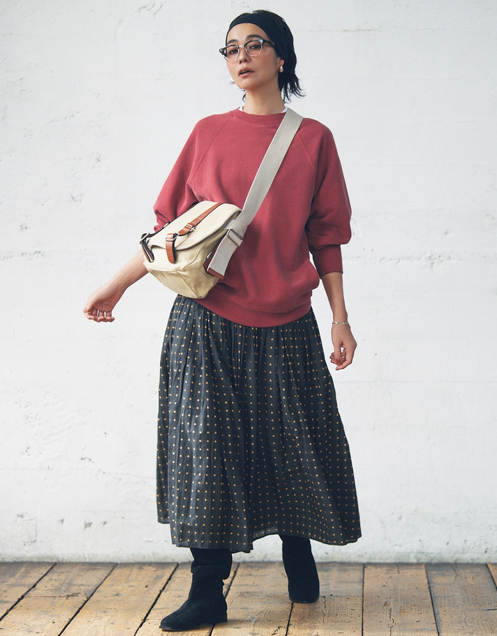 【BATONER（バトナー）】の古着風赤スウェット コーデ