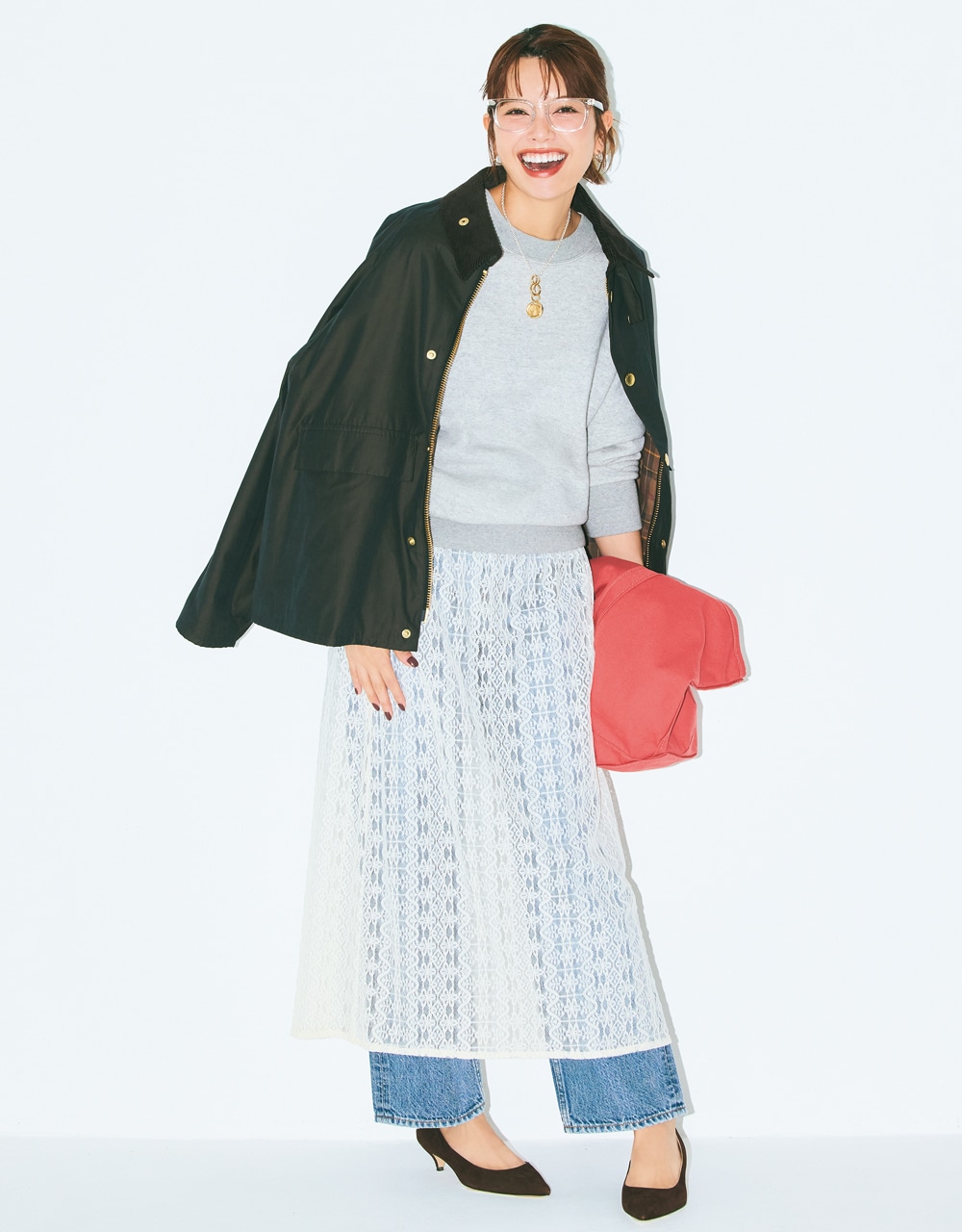 白のレーススカートをレイヤードすれば、ベーシックなブルーデニムが見違える！ 垣内彩未さん