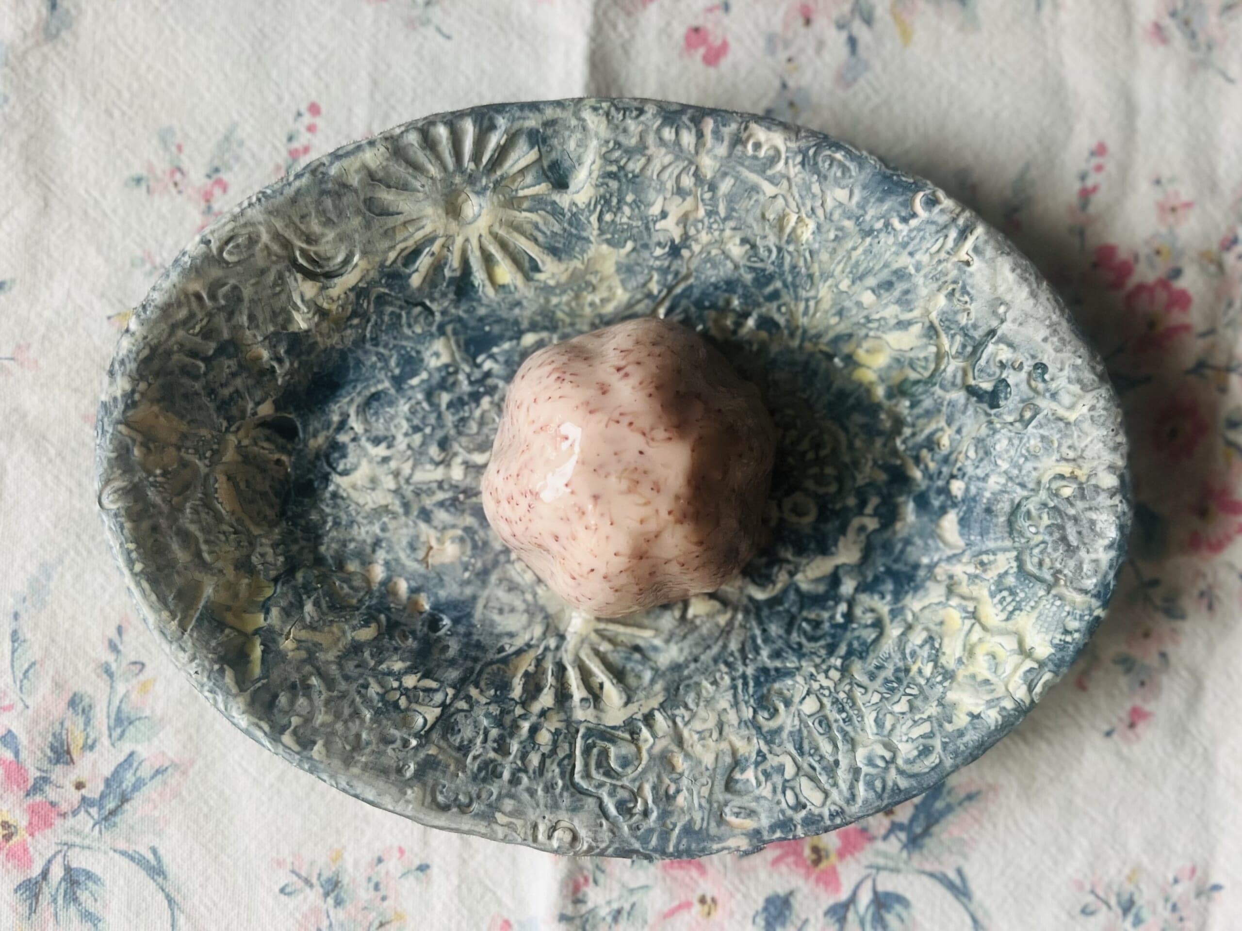 【ローゼルの砂糖漬け】とすももジャムのムースで、彩りおやつプレート TB icoco