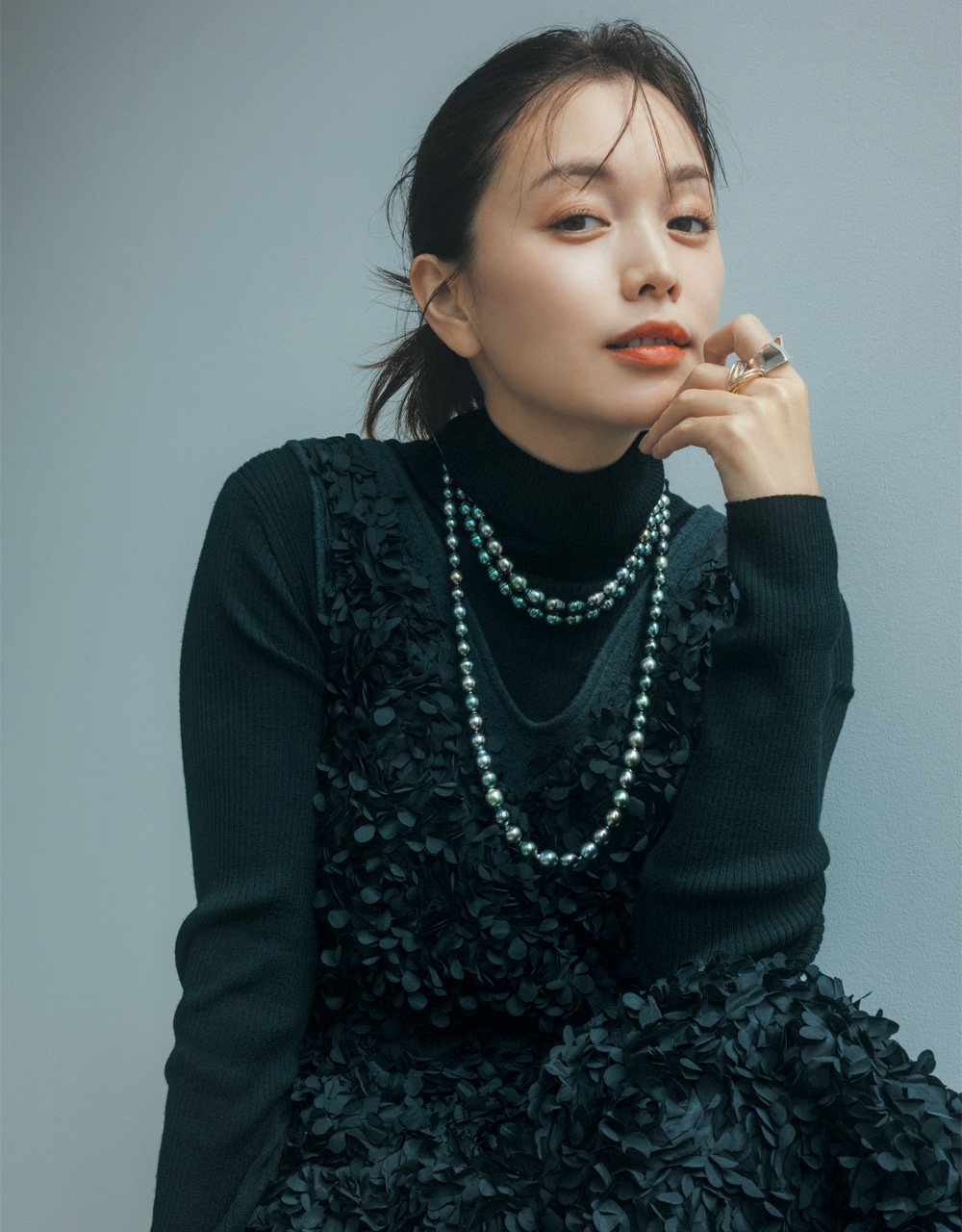 ブラックパールを身につけたコーデ 蛯原友里さん