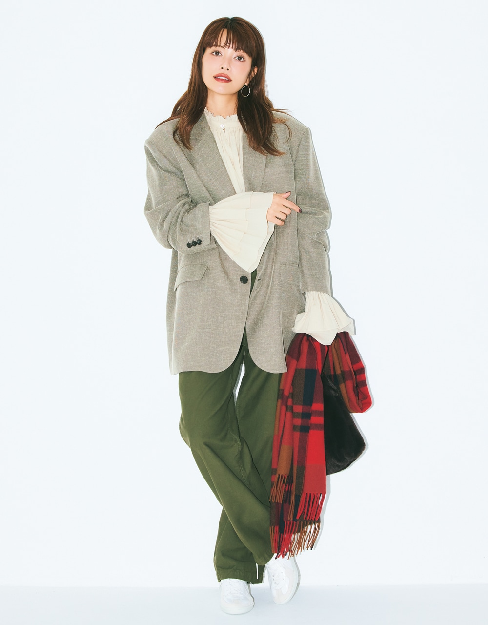 たっぷりギャザーのブラウスを投入して、ジャケパンコーデをドラマティックに！コーデ 垣内彩未さん