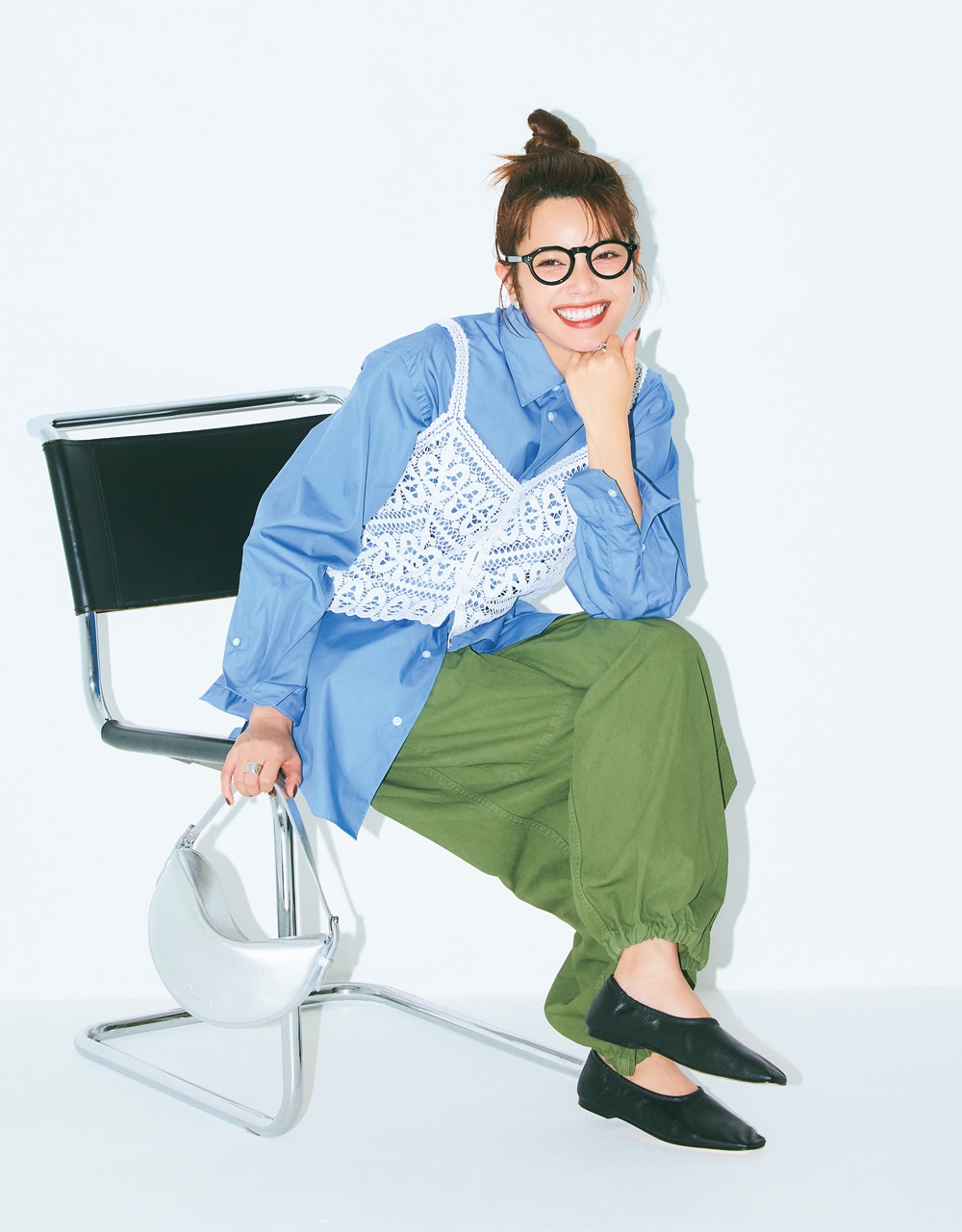 最愛のカーゴパンツの賞味期限を延ばす、クロシェレースのキャミソール コーデ 垣内彩未さん