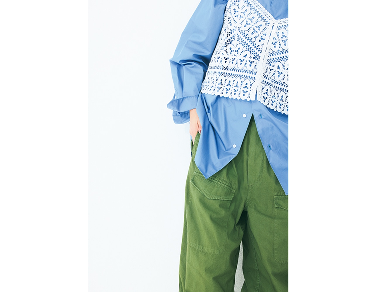 .ブルーシャツの裾をパンツにインせずラフに着こなして。このバランスが子どもっぽさを払拭するポイント。