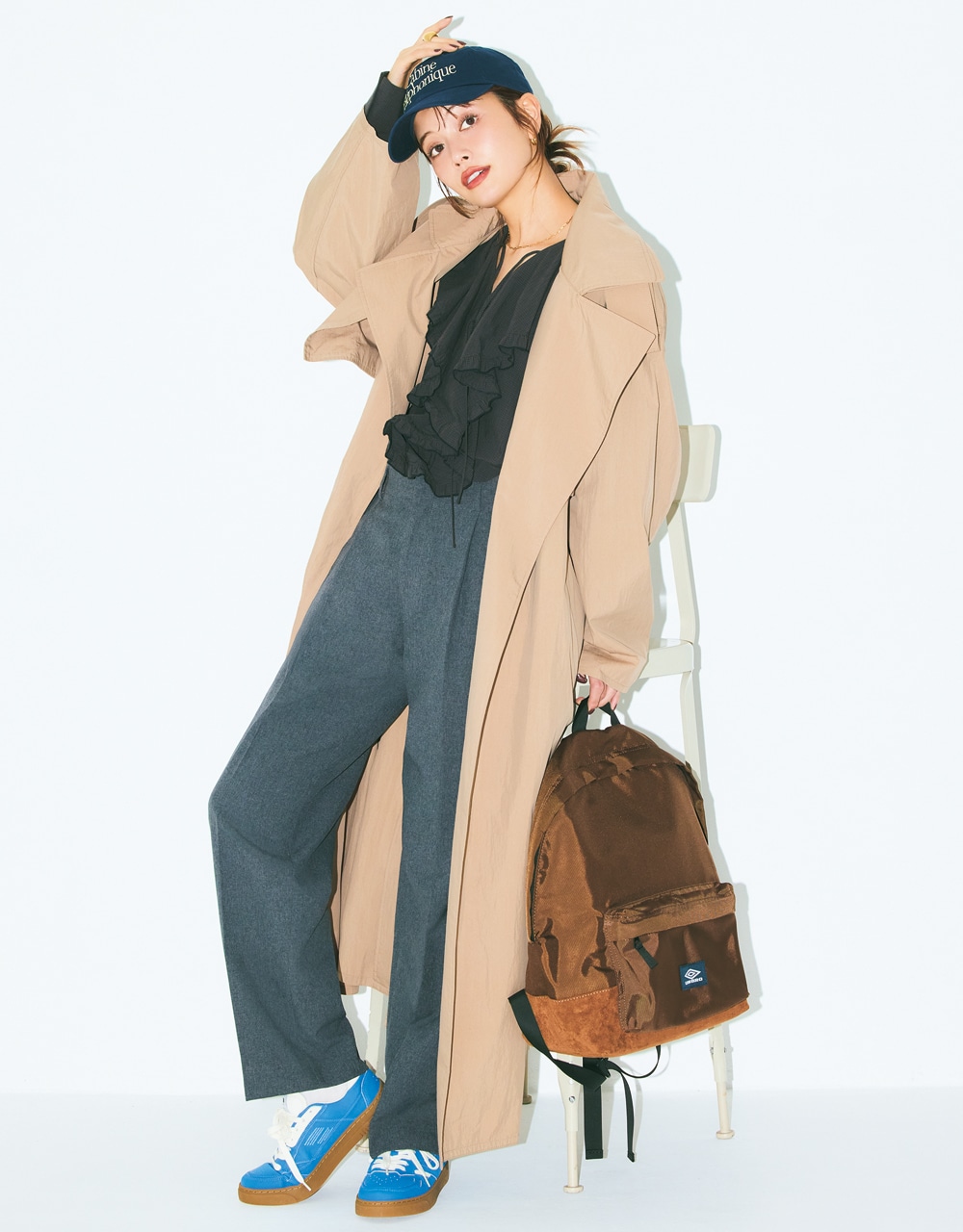 いつものシンプルニットを着替える感覚で、フリルブラウスをグレーパンツにタックイン コーデ 垣内彩未さん