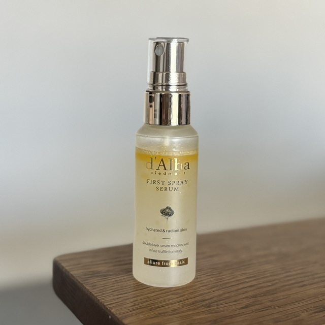 ダルバ ホワイトトリュフファーストスプレーセラムのボトルの写真