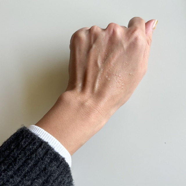 ダルバ ホワイトトリュフファーストスプレーセラムを手の甲の噴射した写真