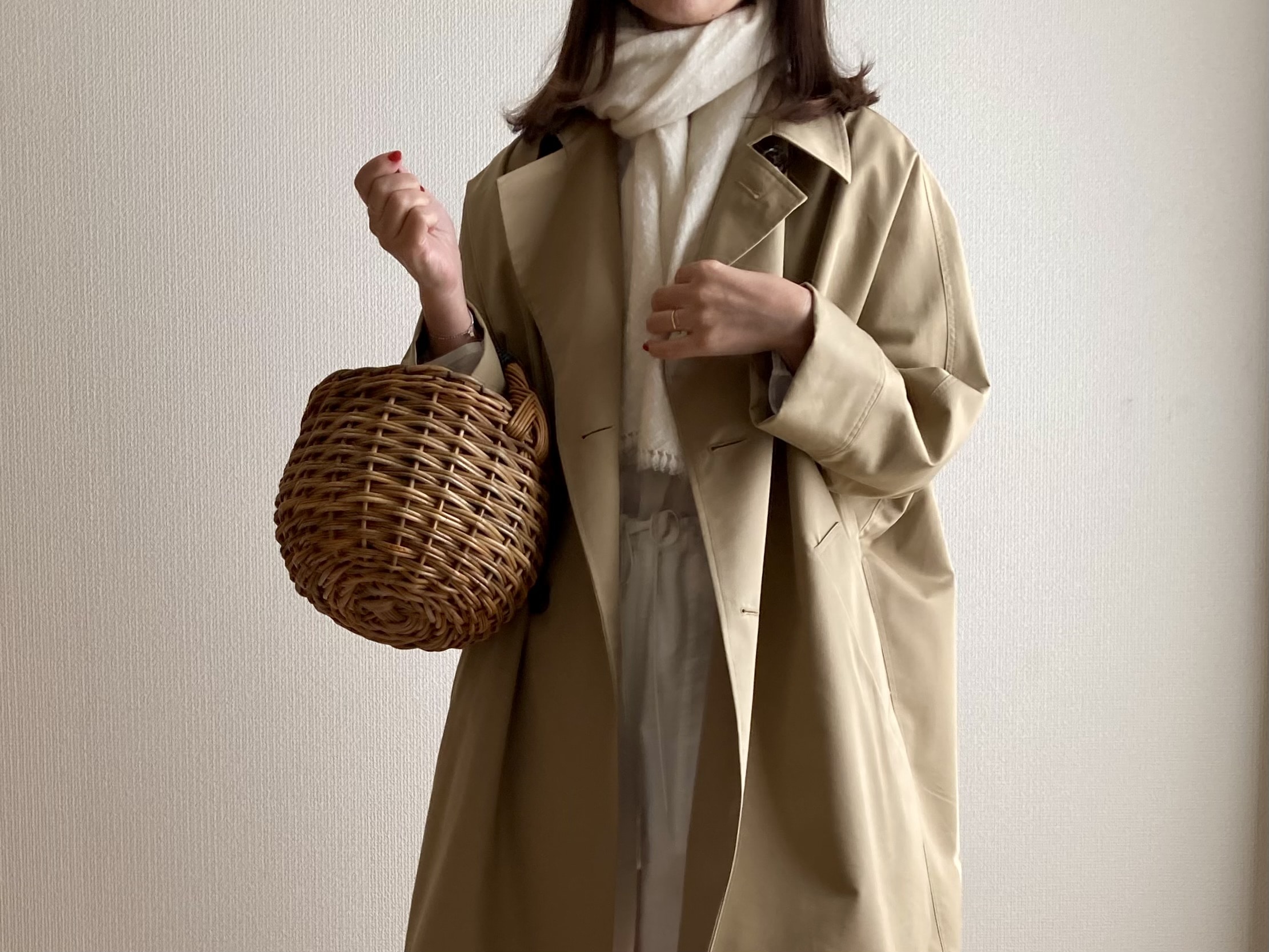 40代女性のカシミヤマフラーホワイトとトレンチと白パンツコーデ