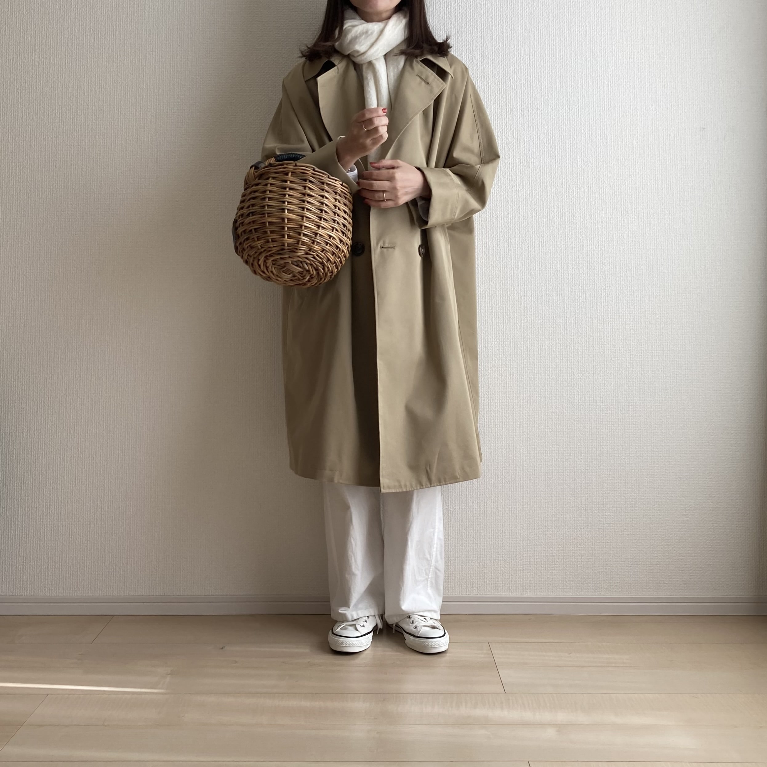 40代女性のカシミヤマフラーホワイトとトレンチと白パンツコーデ
