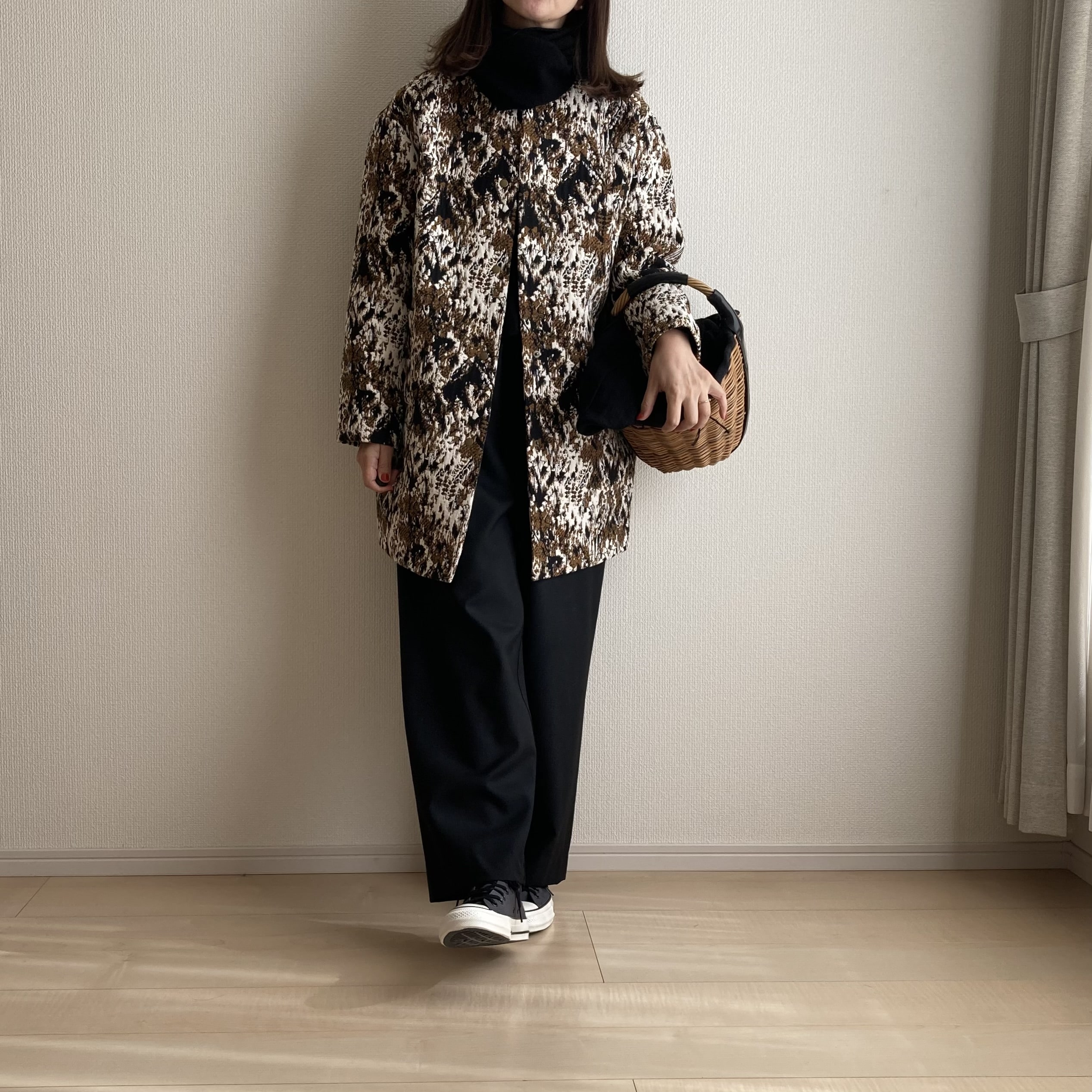 40代女性の黒スヌードとジャガードコートとエバゴスカゴコーデ