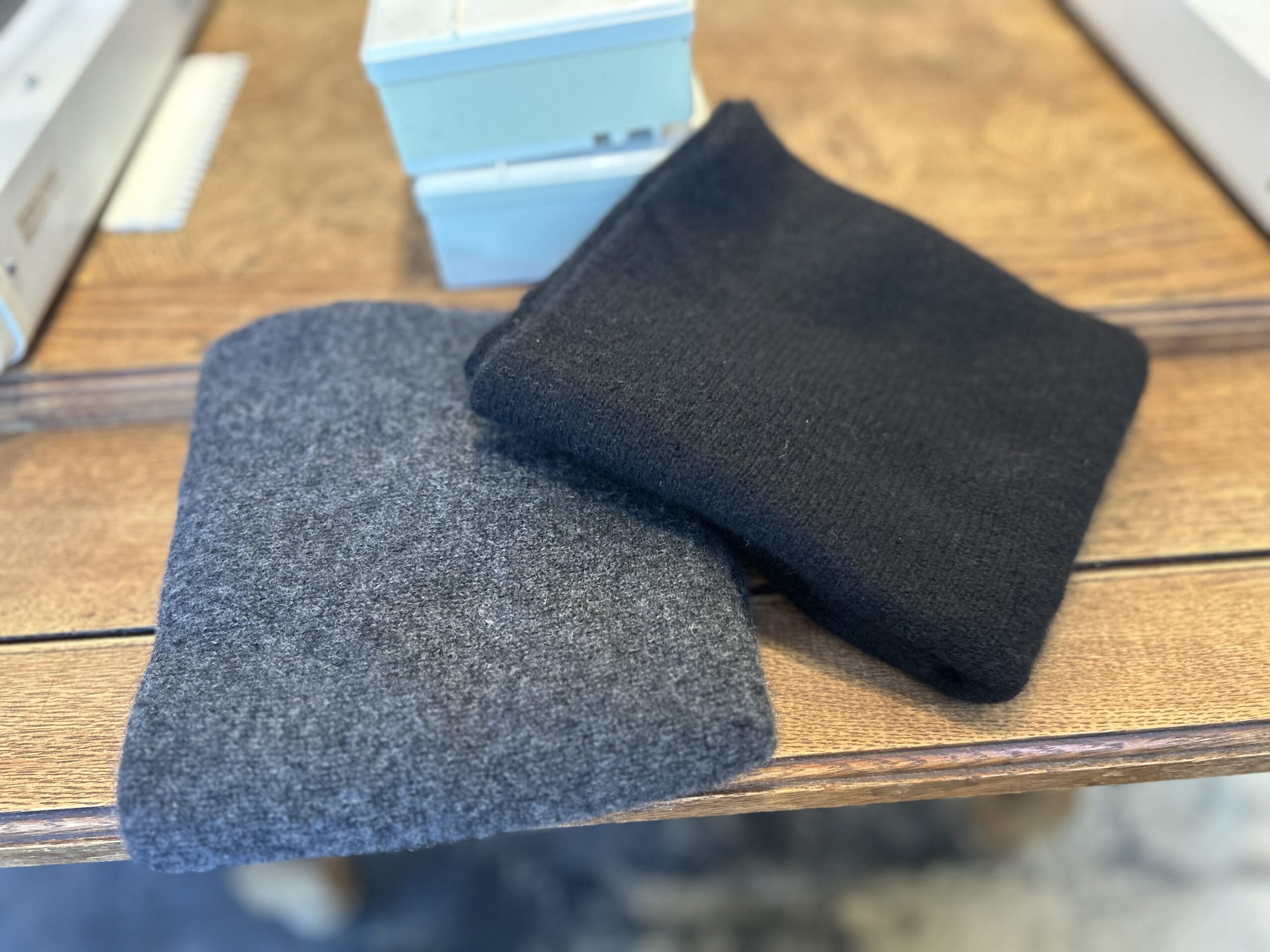 60代男性への2025年冬手編みカシミヤ黒のスヌードプレゼント