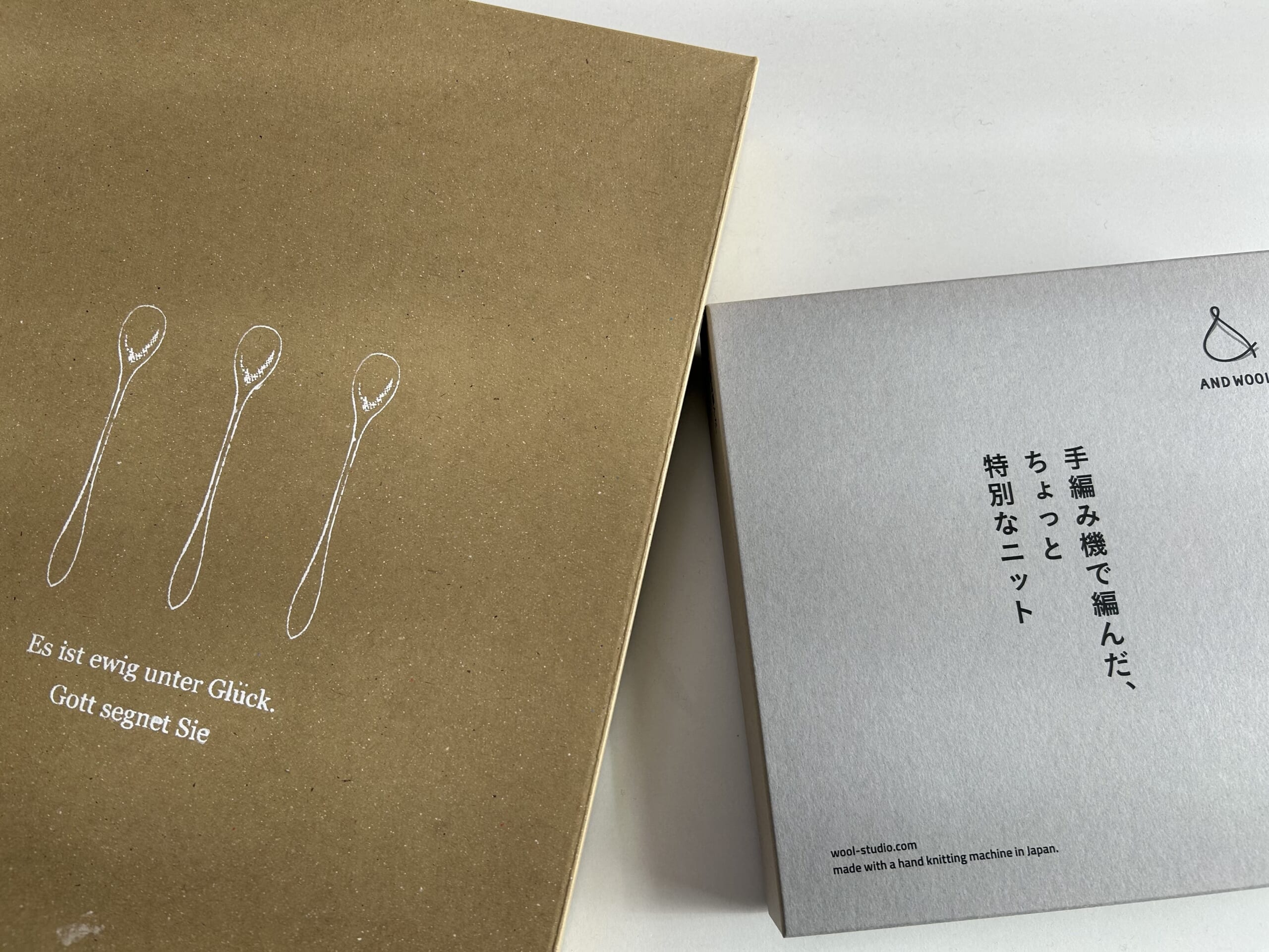 40代女性の2025冬購入アイテム、カシミヤマフラーホワイトと手編み黒のスヌード