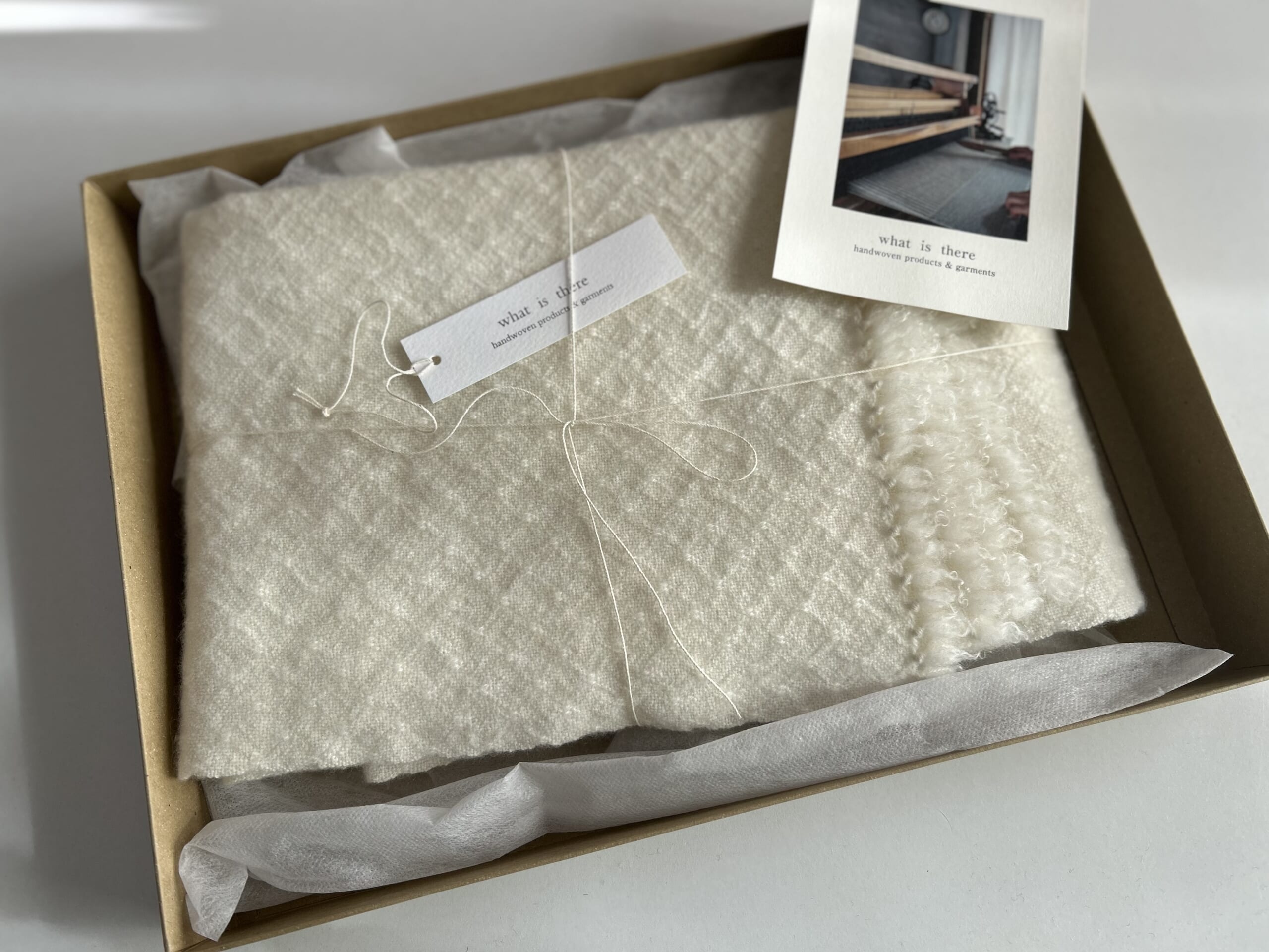 40代女性の2025冬購入アイテム、カシミヤマフラーホワイト