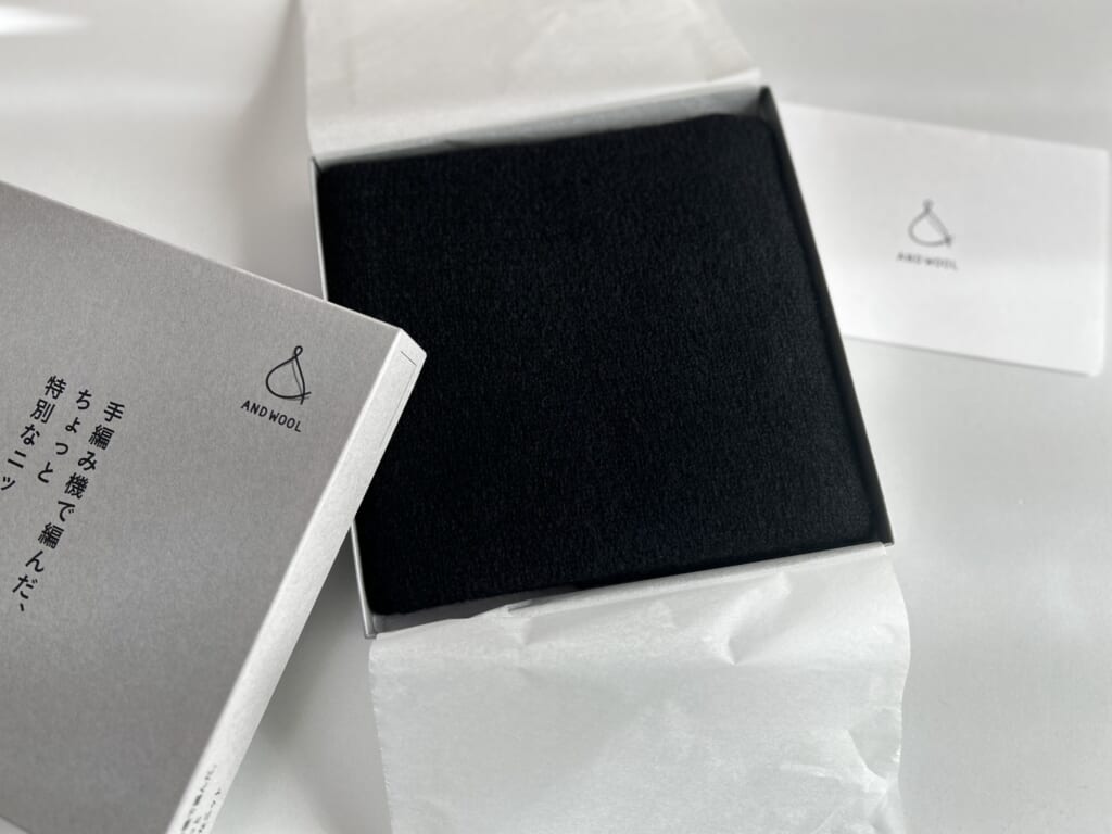 40代女性の2025年冬手編みカシミヤ黒のスヌード紹介