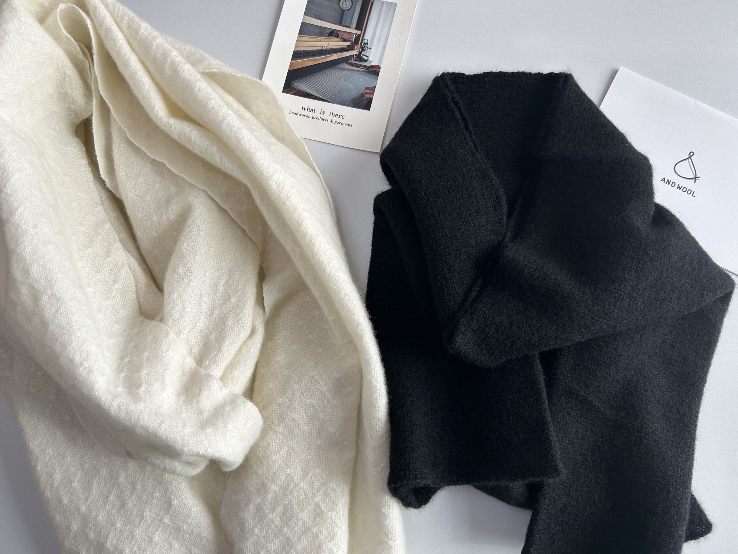 40代女性の2025冬購入アイテム、カシミヤマフラーホワイトと手編み黒のスヌード